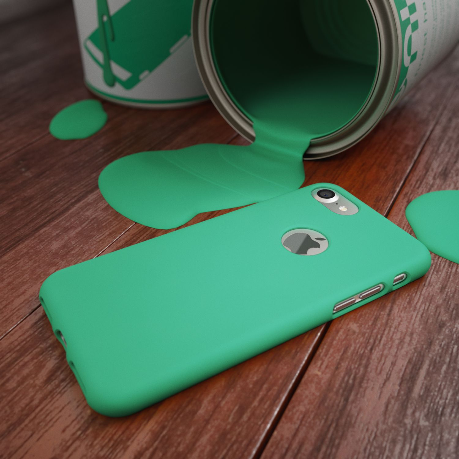 Grüne Farbe tropft aus einer Dose auf ein Smartphone mit Hülle auf Holzboden.