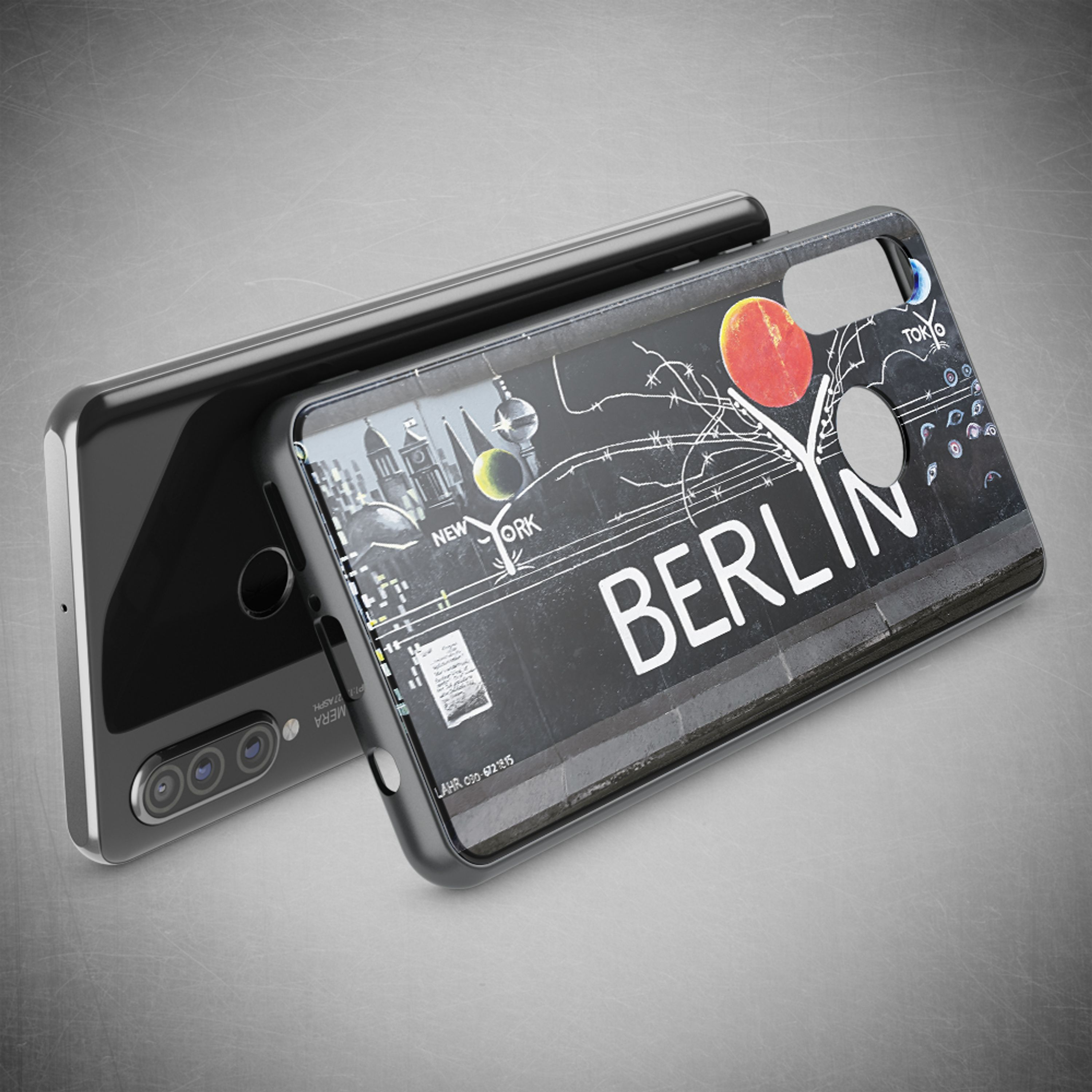 Ein schwarzes Smartphone mit einer Hülle mit der Aufschrift BERLIN und Stadtansichten.