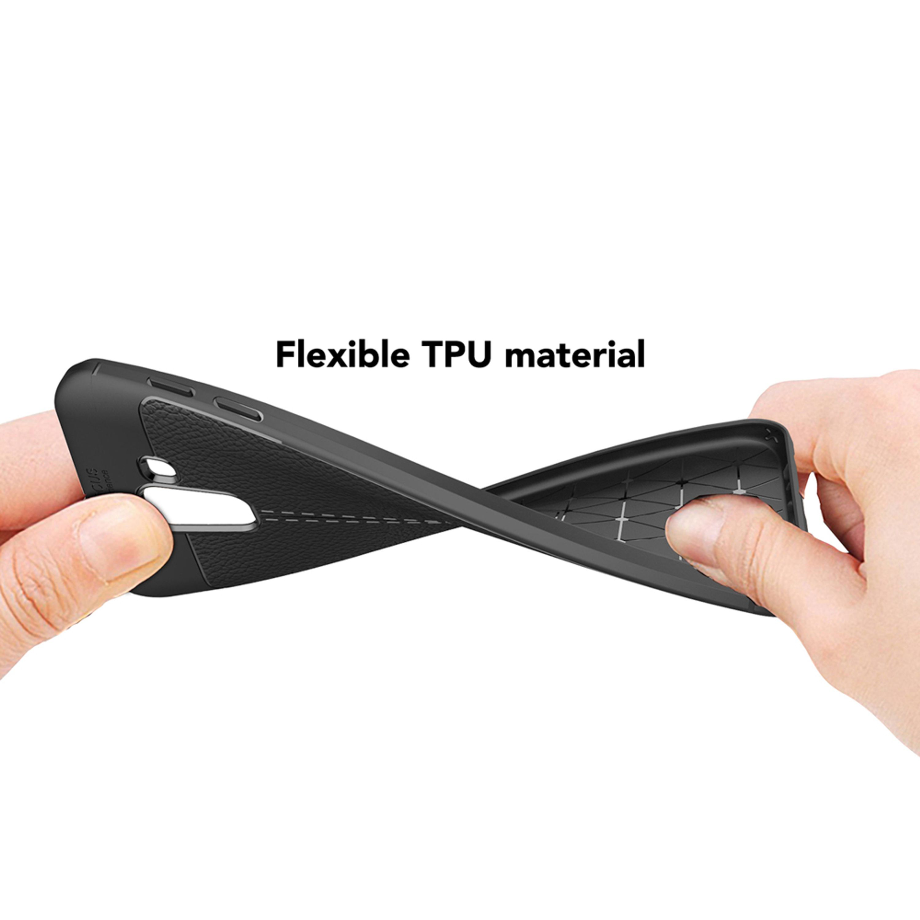 Hände biegen eine schwarze Handyhülle aus flexiblem TPU-Material.