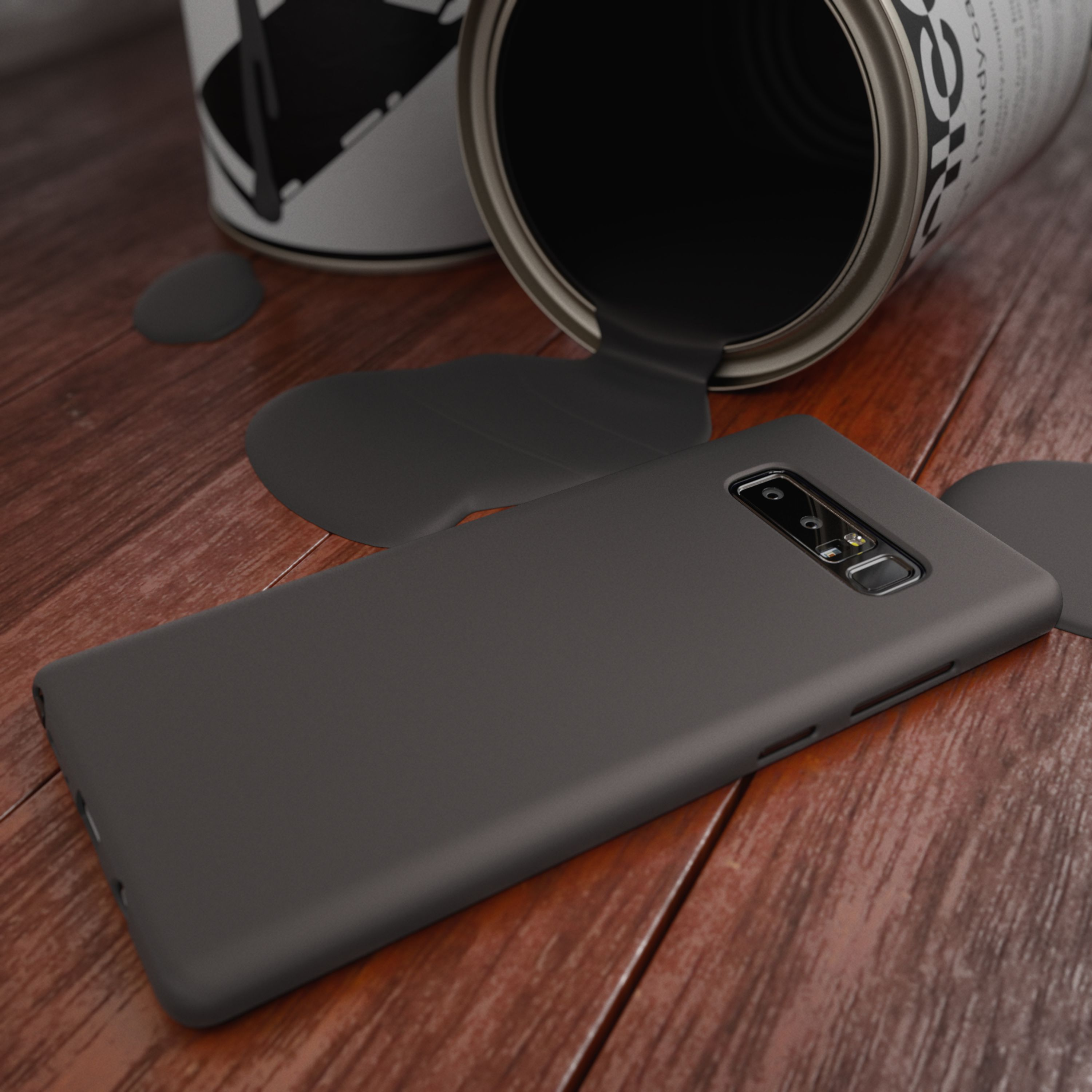 Graue Farbe tropft aus einer Dose auf ein Smartphone-Gehäuse auf Holzboden.
