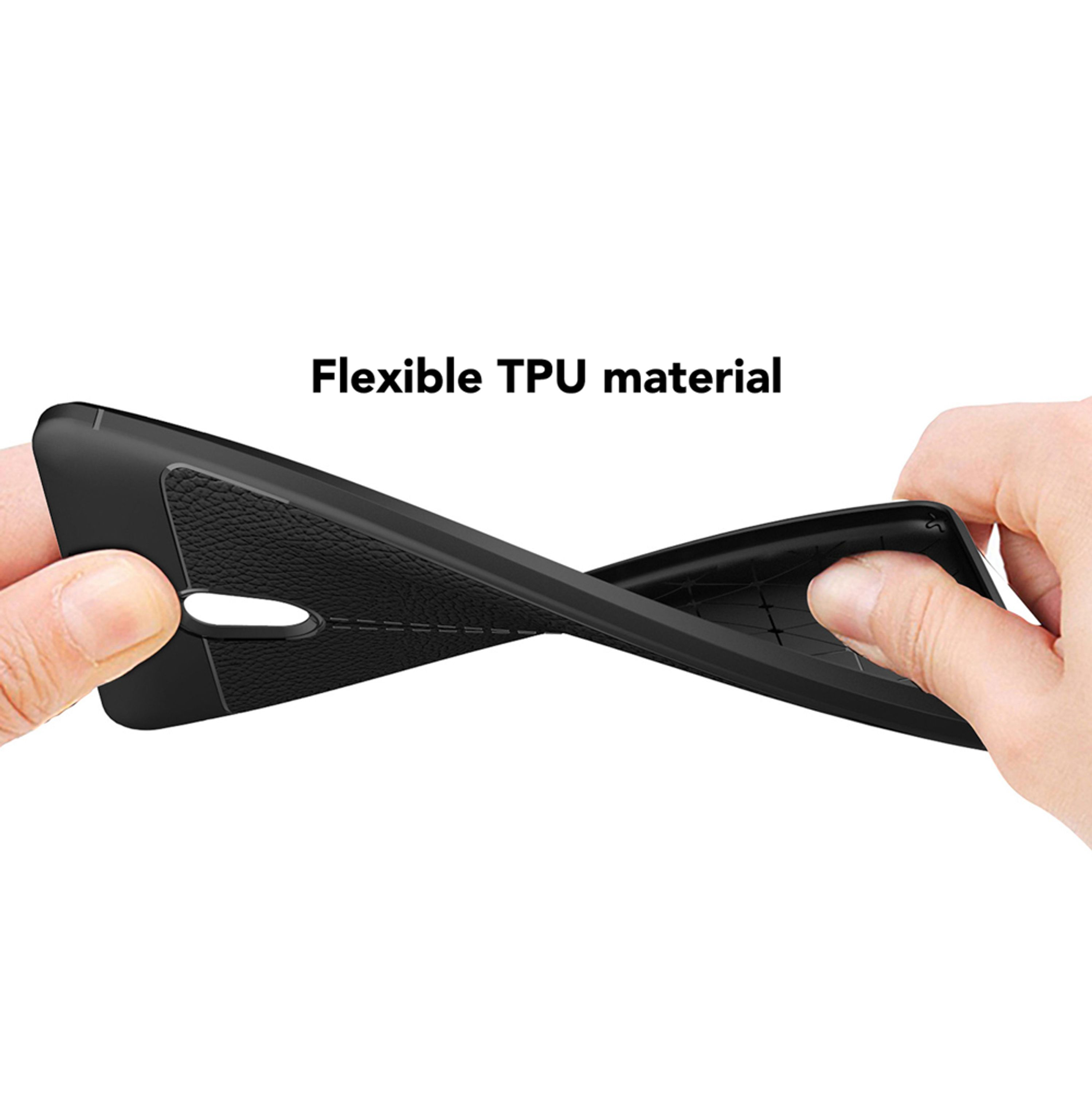 Hände biegen eine schwarze TPU-Handyhülle. Flexible TPU-Material-Aufschrift.