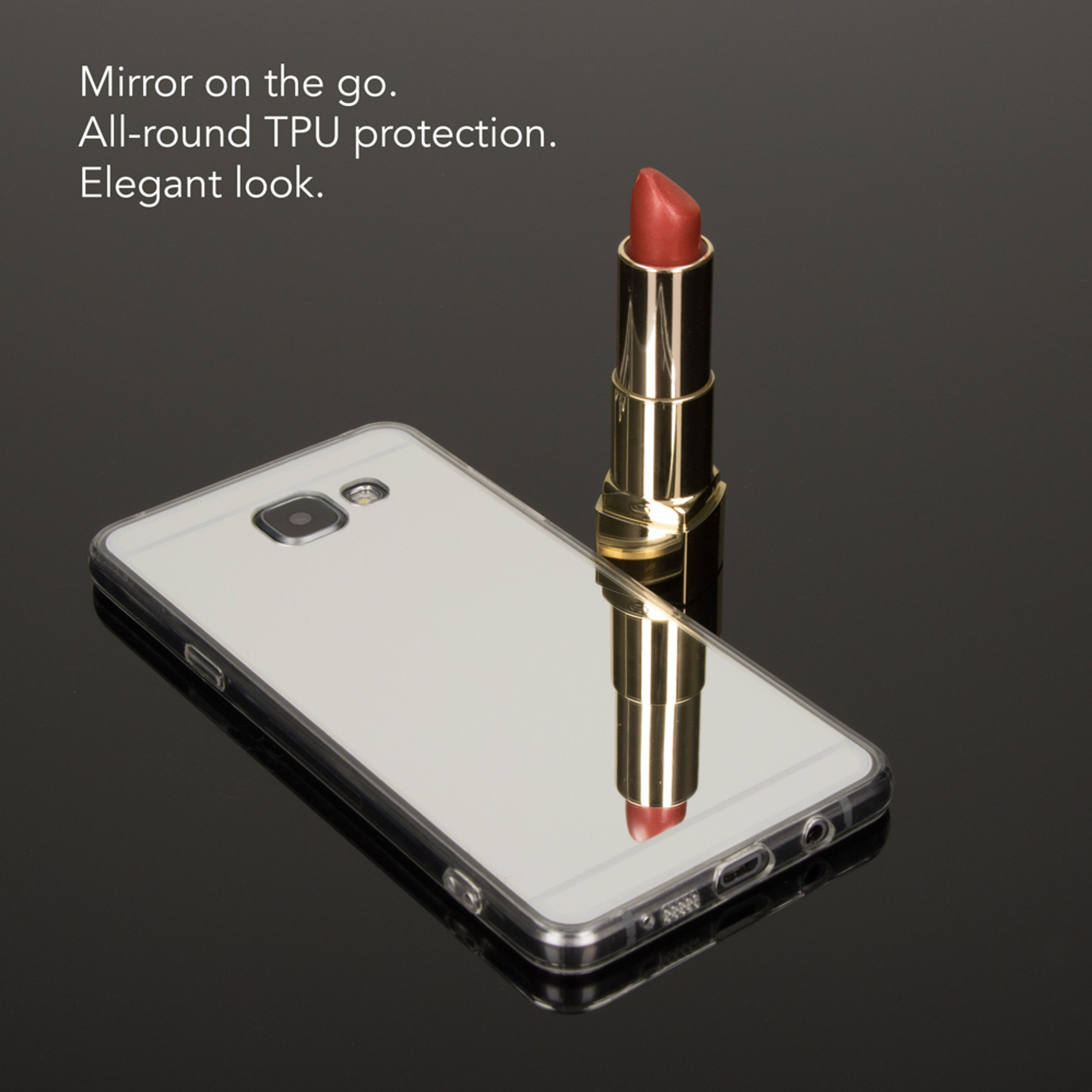 Ein Spiegel-Handyhülle liegt neben einem roten Lippenstift auf schwarzem Hintergrund.