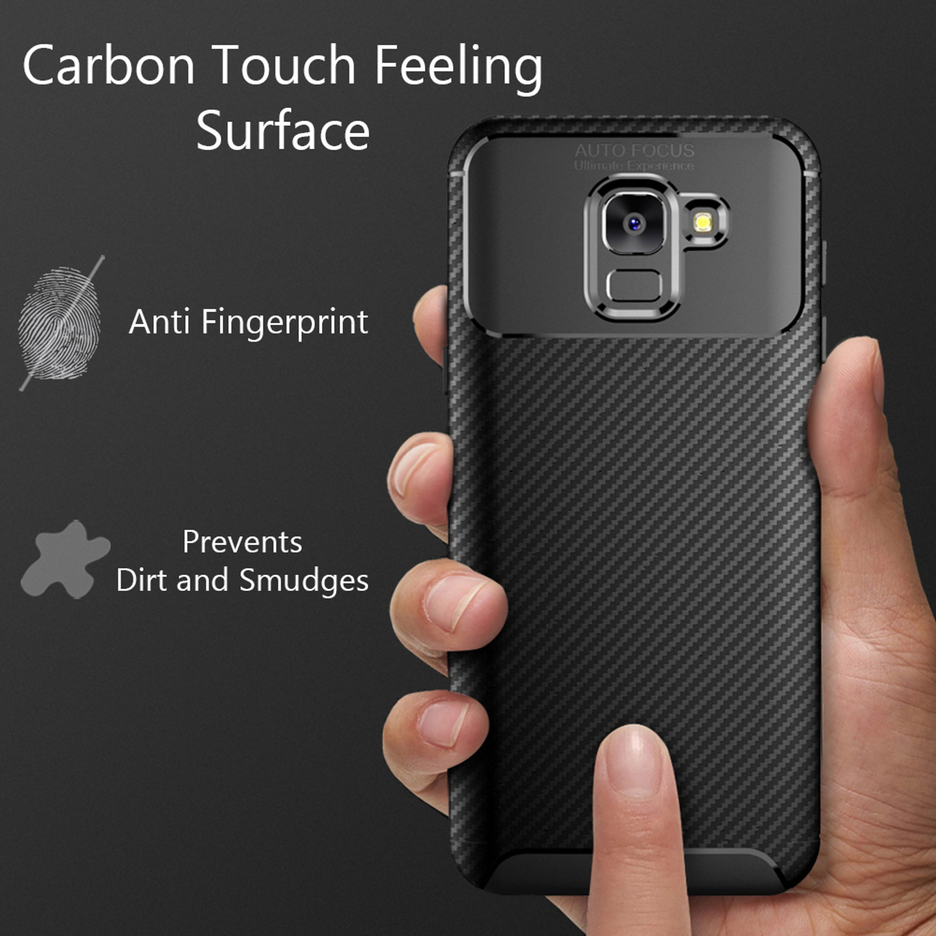 Una mano tiene una cover nera per telefono con motivo in carbonio. Anti-impronta.
