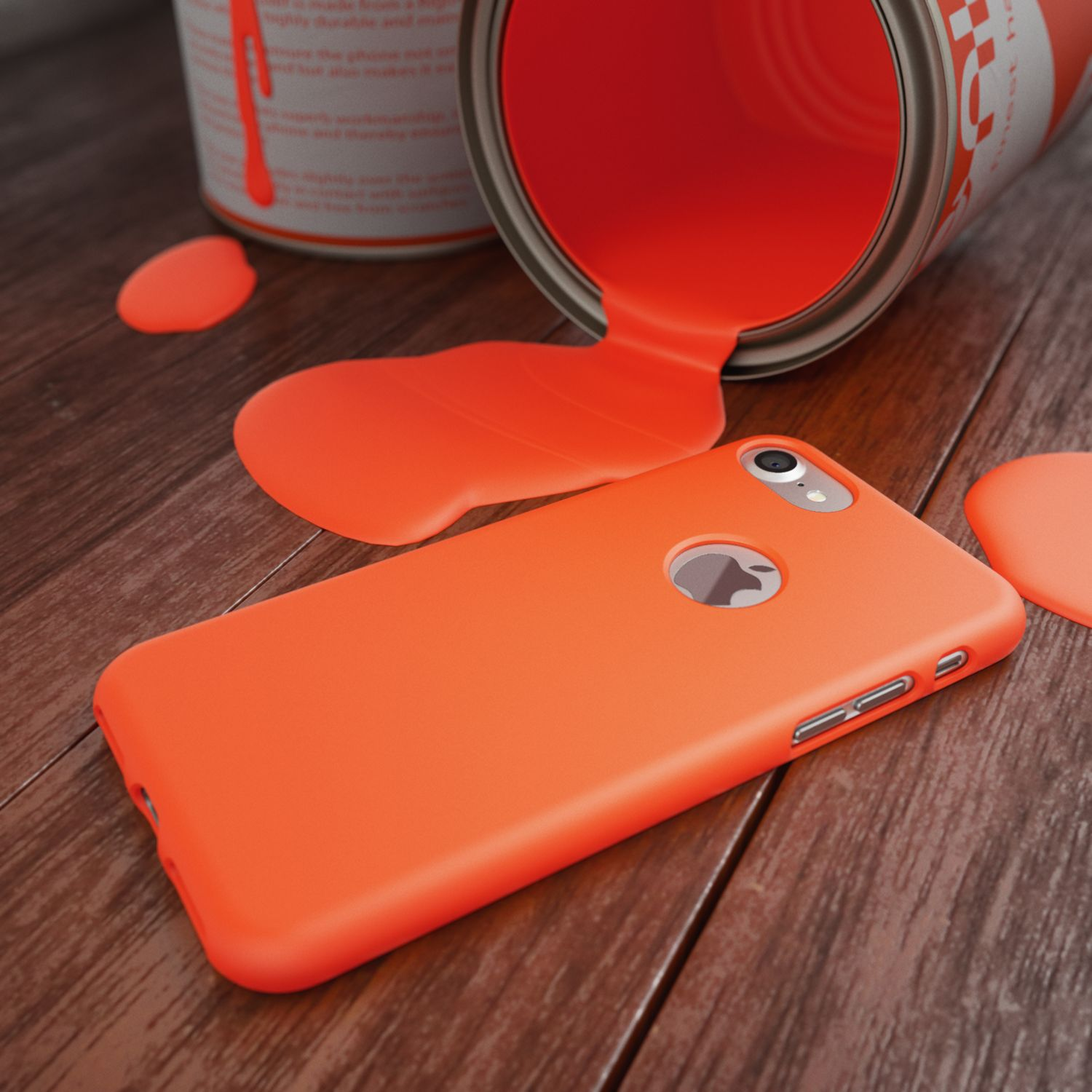 Ein orangefarbenes iPhone-Gehäuse liegt auf Holzdielen, daneben eine umgekippte Farbkanne mit verschütteter oranger Farbe.