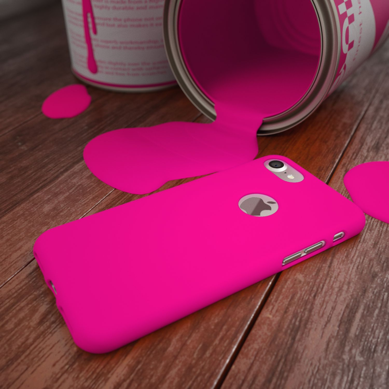 Ein pinker Handyhülle liegt auf Holz, daneben ein umgekippter Farbeimer mit pinker Farbe.