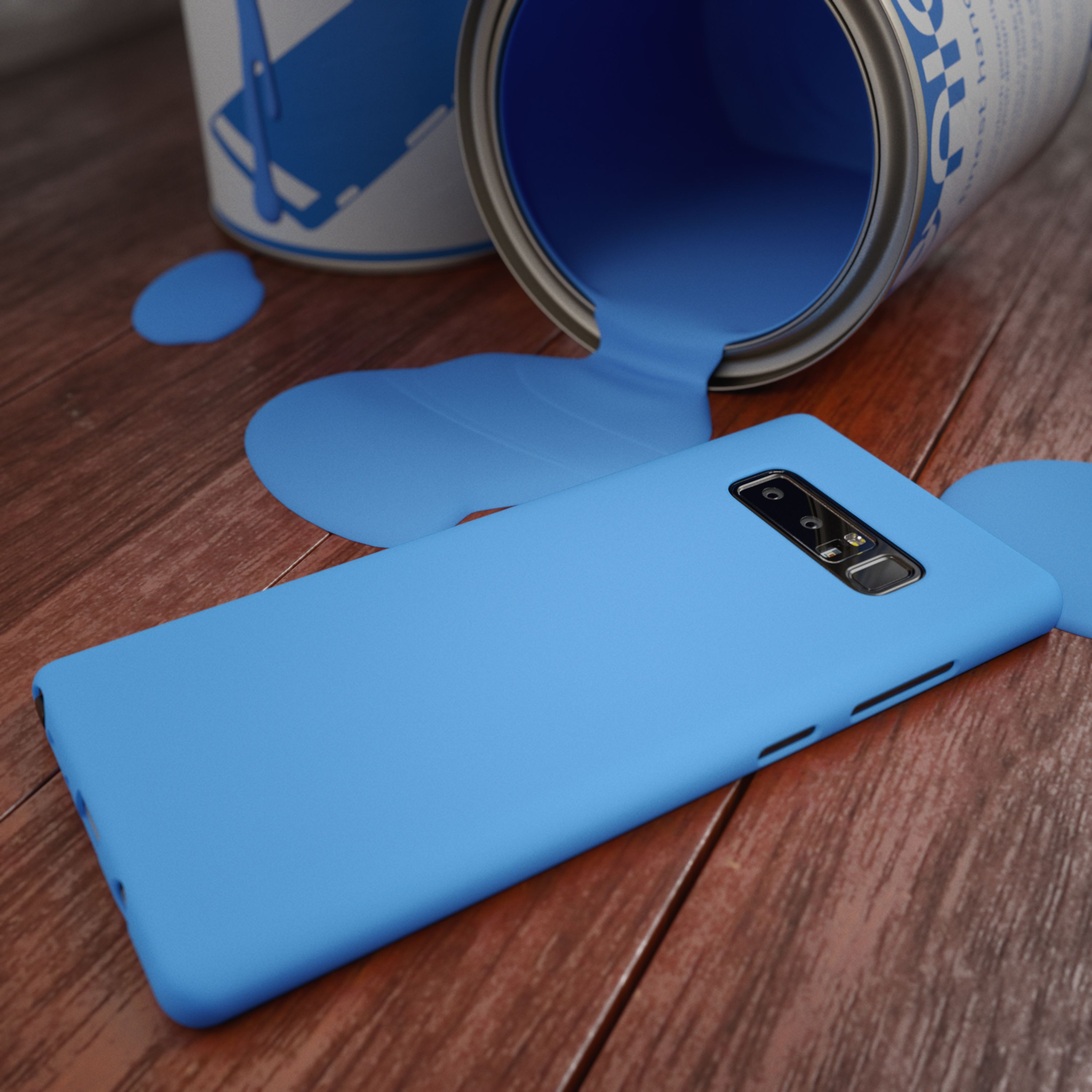 Eine blaue Handyhülle liegt neben einem umgekippten Farbeimer auf Holzdielen.