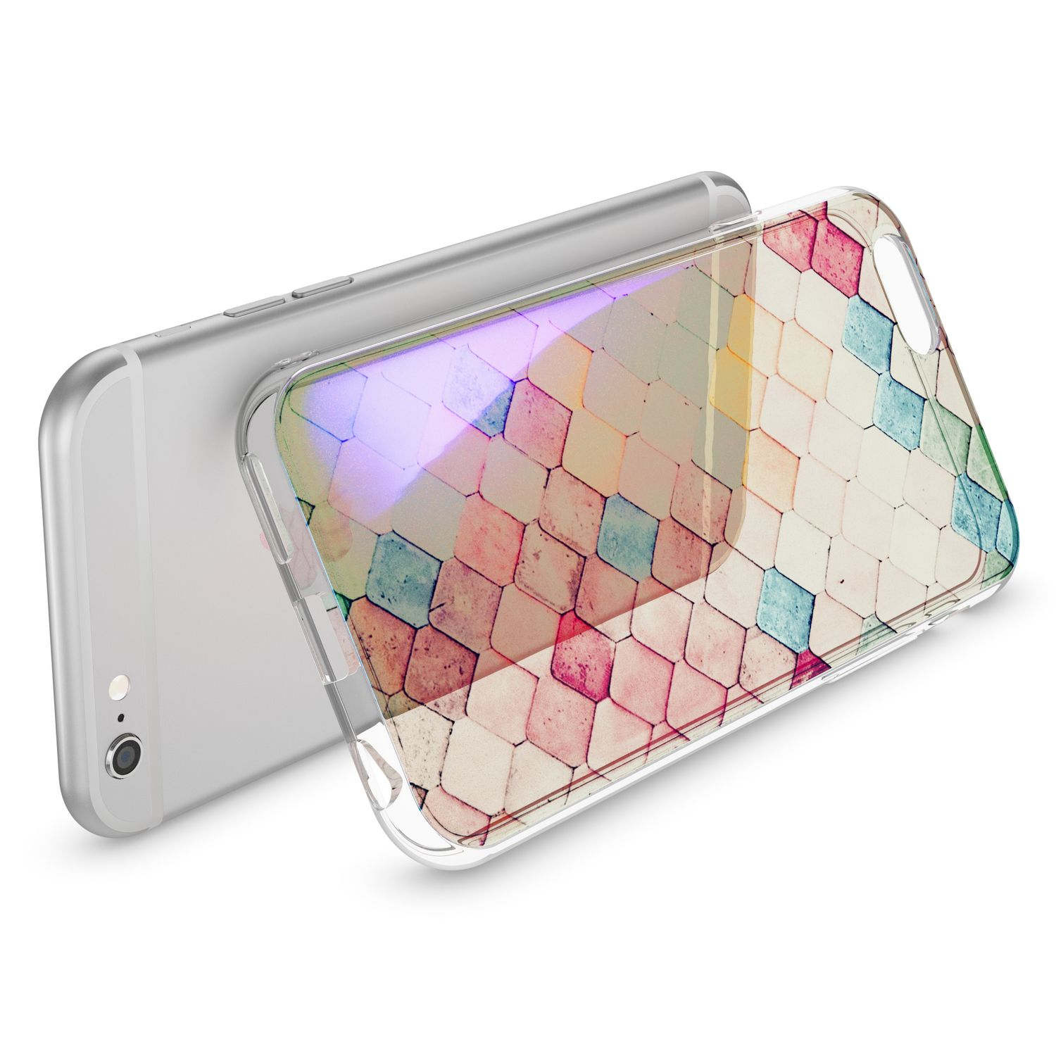 Eine durchsichtige Handyhülle mit einem pastellfarbenen geometrischen Würfelmuster auf einem silbernen Handy.