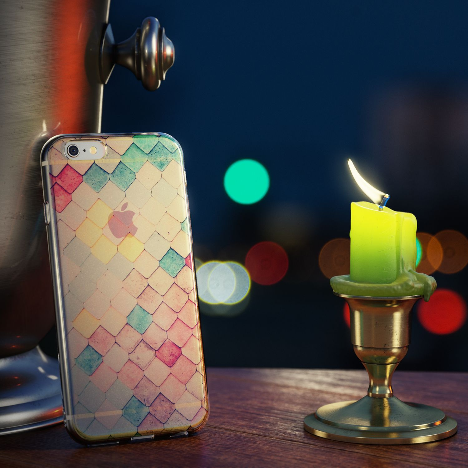 Ein iPhone mit bunter Hülle neben einem brennenden grünen Kerzenständer bei Nacht.