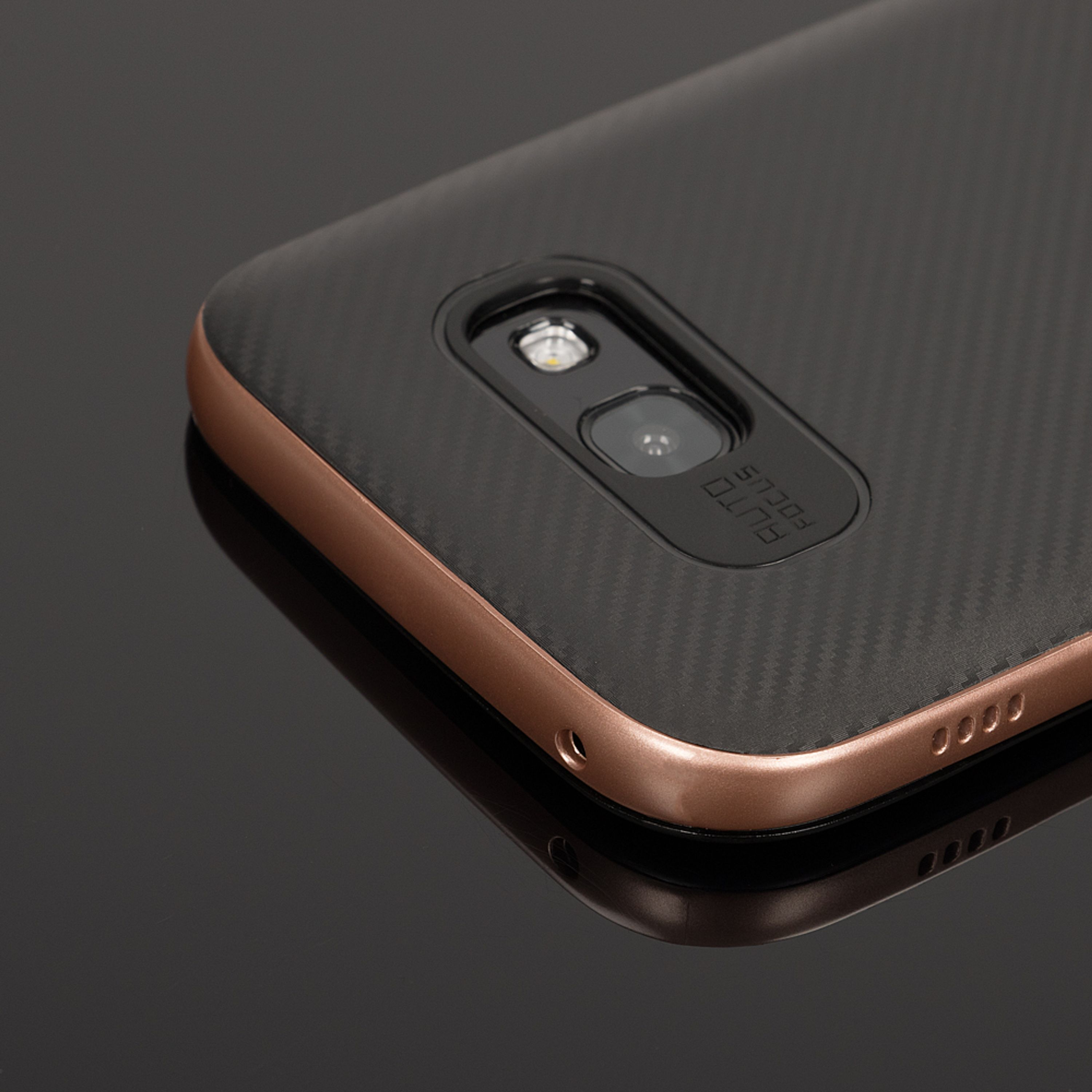 Dunkles Smartphone mit braunem Rand, Kamera und Lautsprechern.