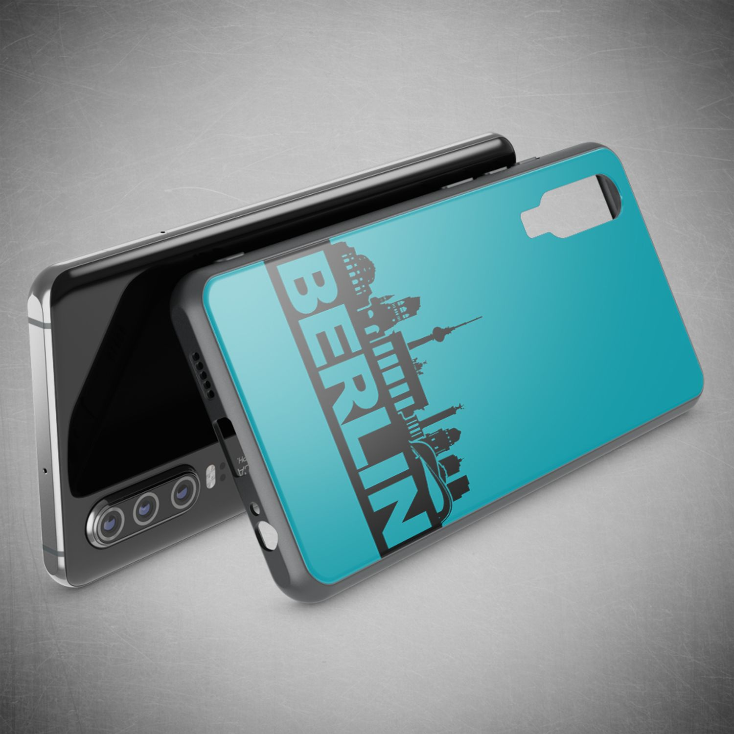 Ein Smartphone mit einer türkisfarbenen Hülle mit der Skyline von Berlin.