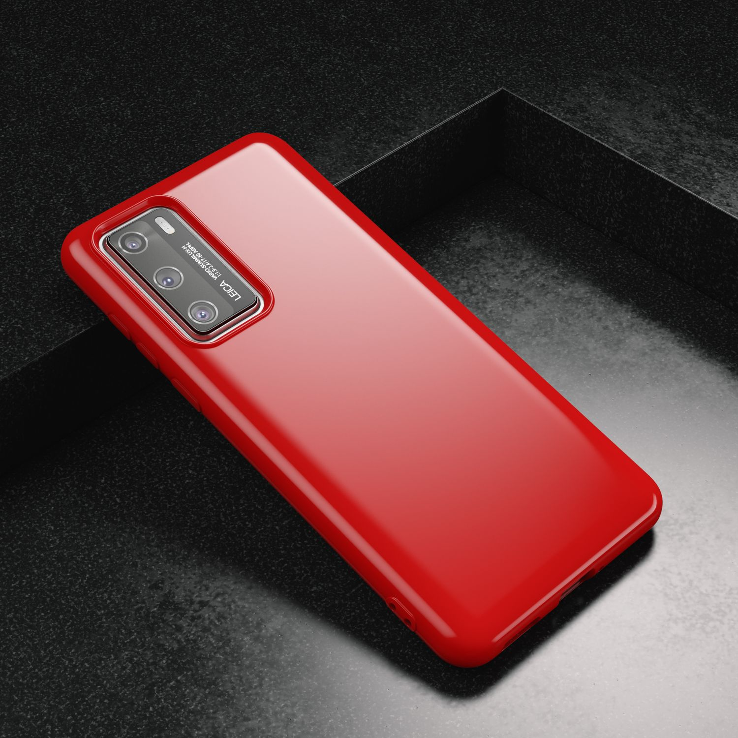 Ein rotes Handy mit vier Kameras und Leica-Schriftzug auf dunklem, strukturiertem Hintergrund.