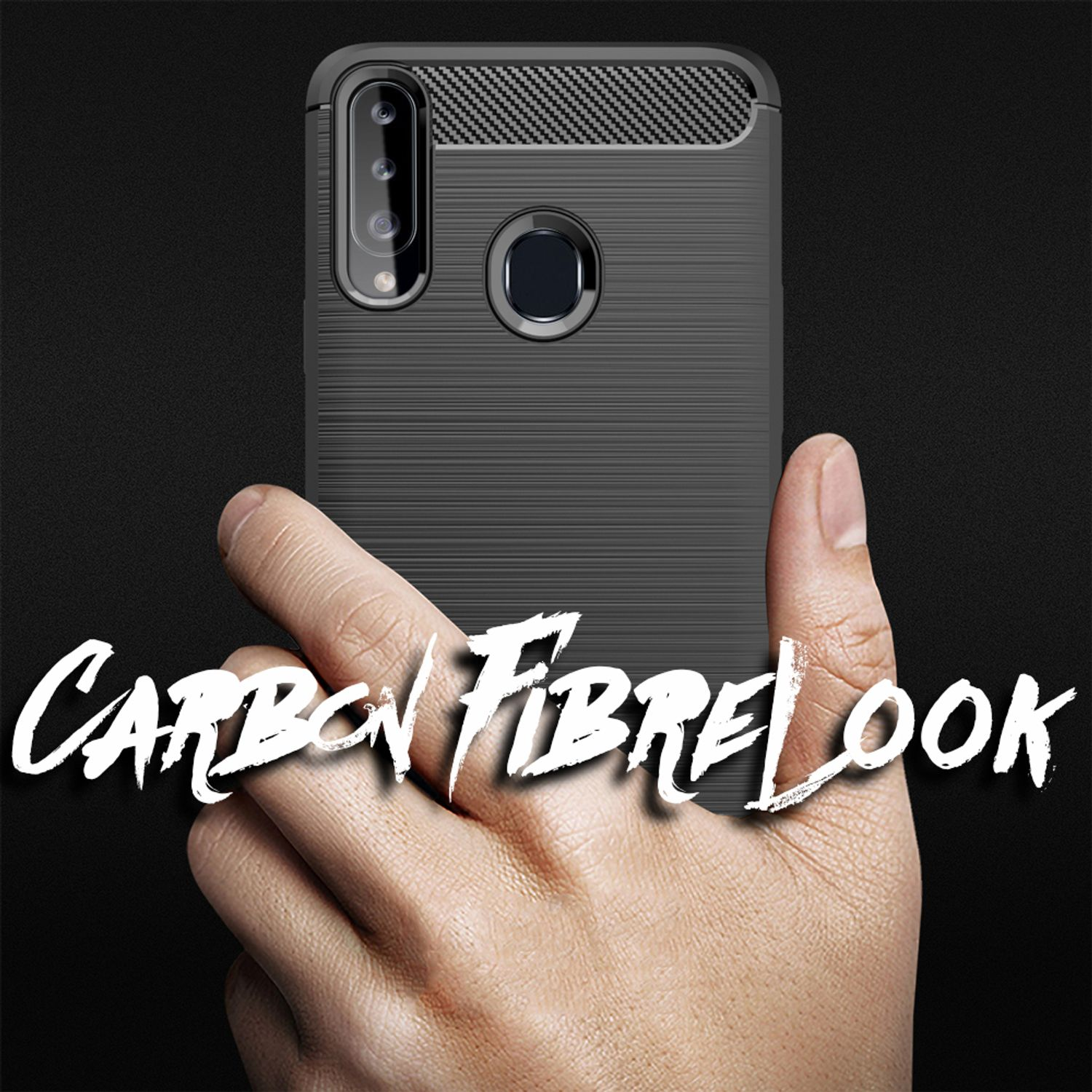 Eine Hand hält ein schwarzes Handy mit Carbonfaser-Optik-Hülle.