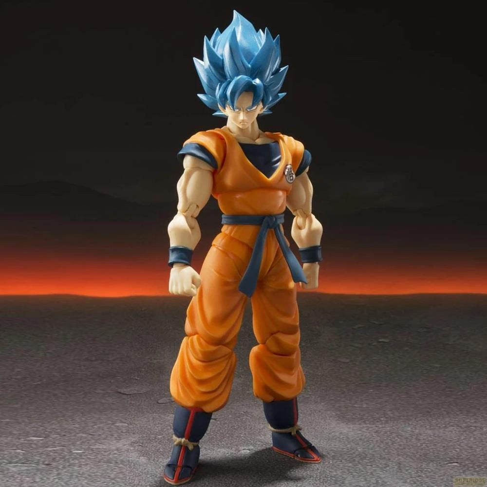 Eine Actionfigur von Goku mit blauem Haar und orangefarbener Kleidung steht.