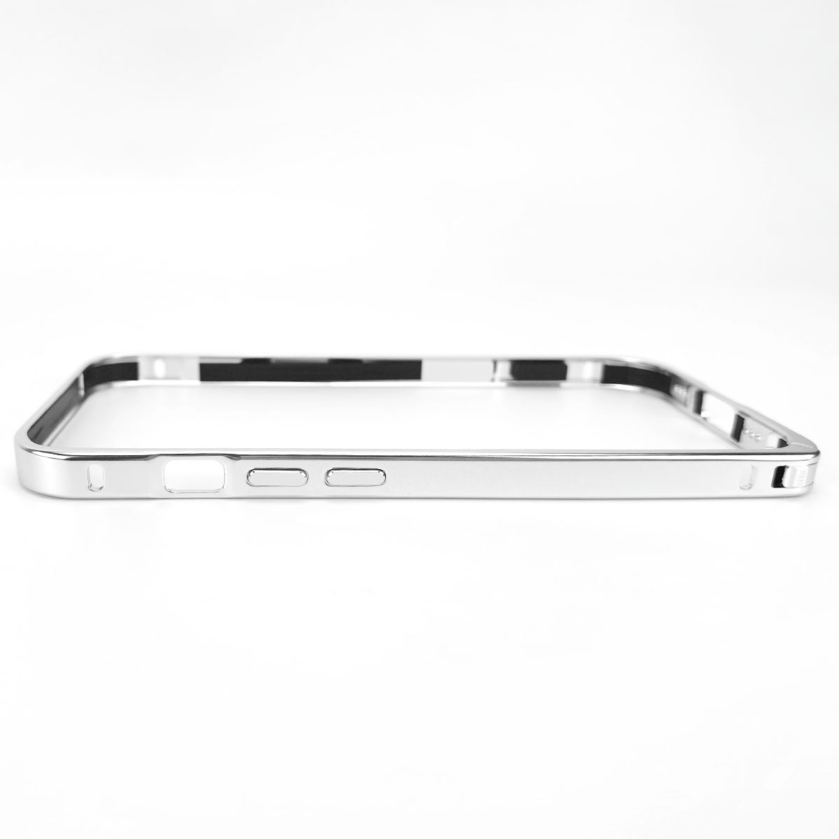 Cornice argentata per custodia telefono con ritagli per pulsanti e porte.