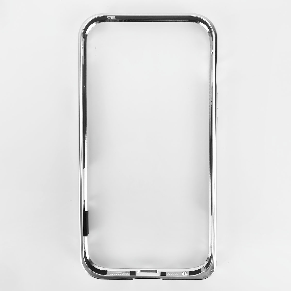 Una cornice per telefono argentata con bordo nero su sfondo bianco.
