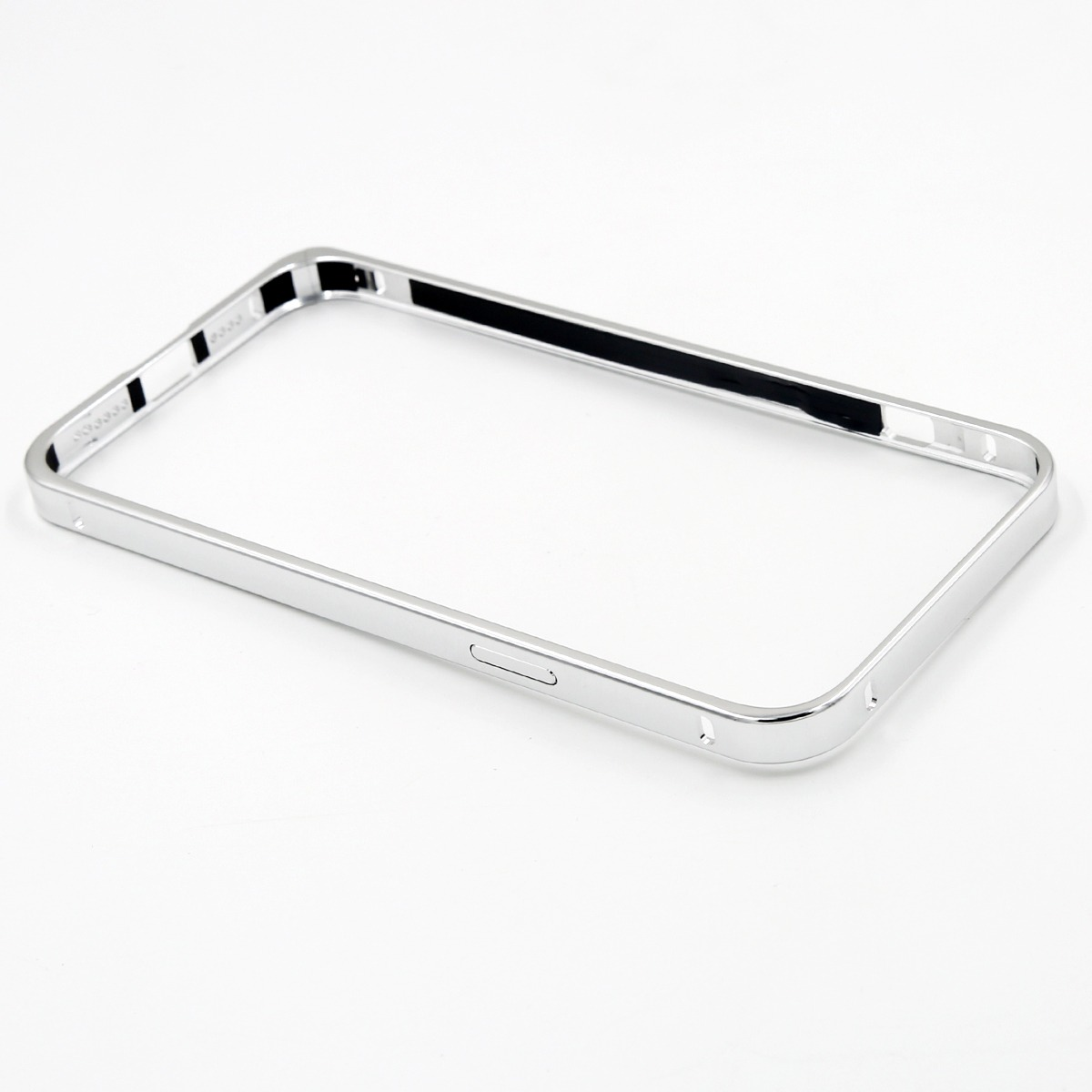 Cornice argentata per telefono con ritagli per pulsanti e fotocamere.