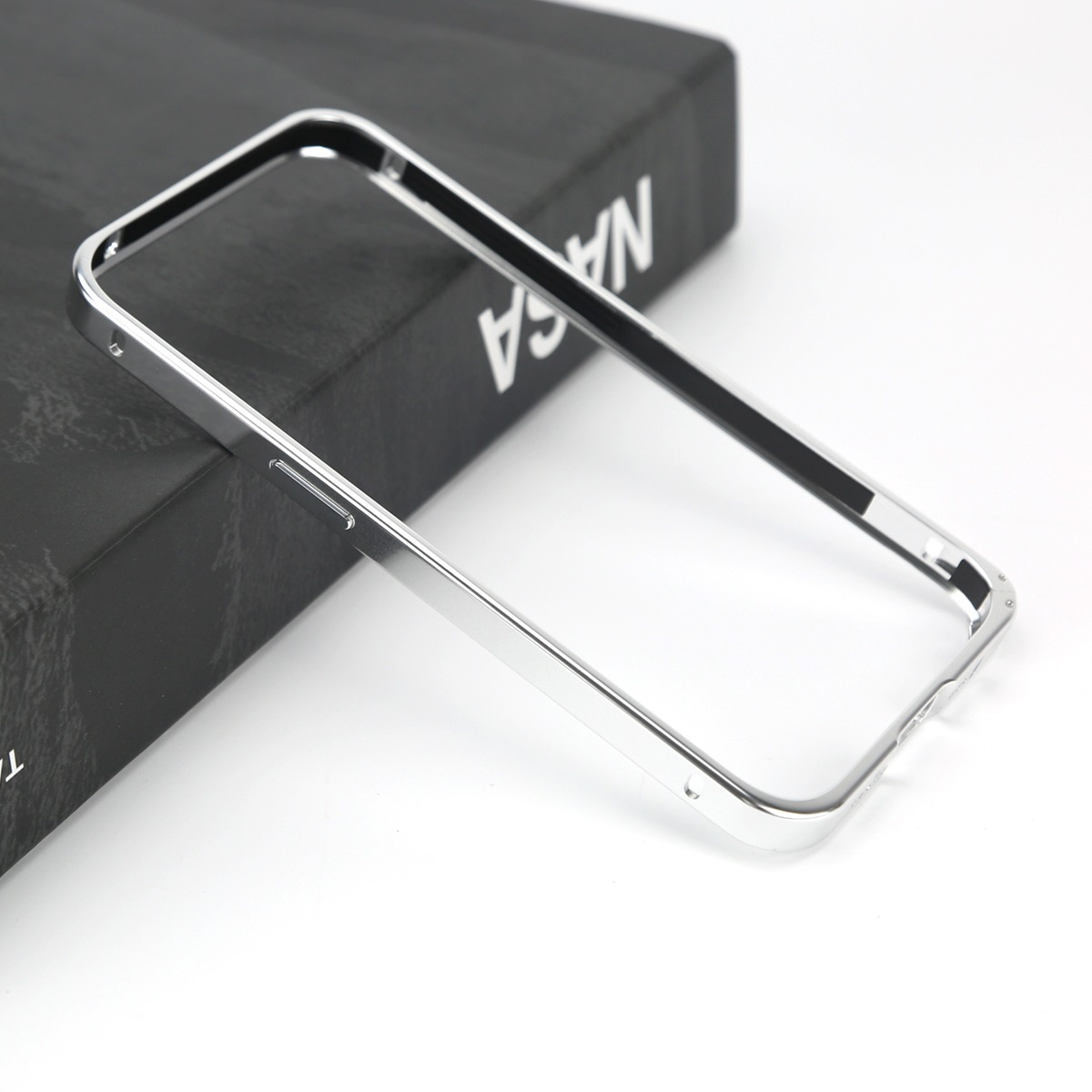 Cornice per telefono argento su libro nero con logo NASA.