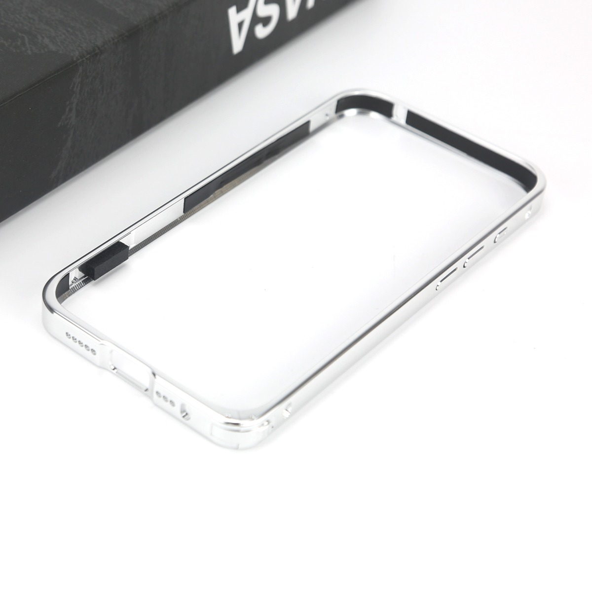 Cornice per telefono argentata con inserti neri su sfondo bianco.