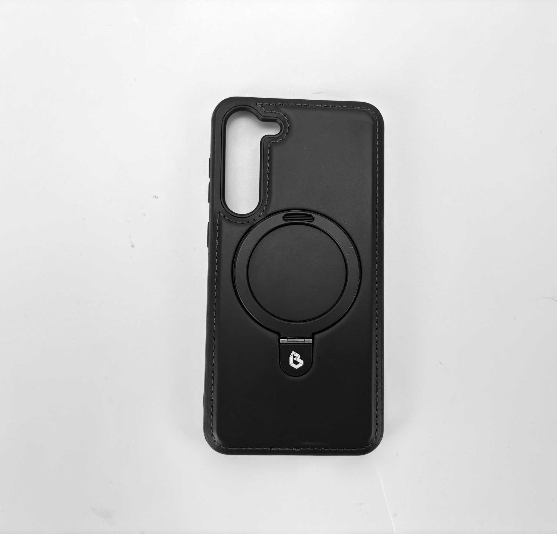 Custodia nera per telefono con anello portaoggetti e logo su sfondo bianco.