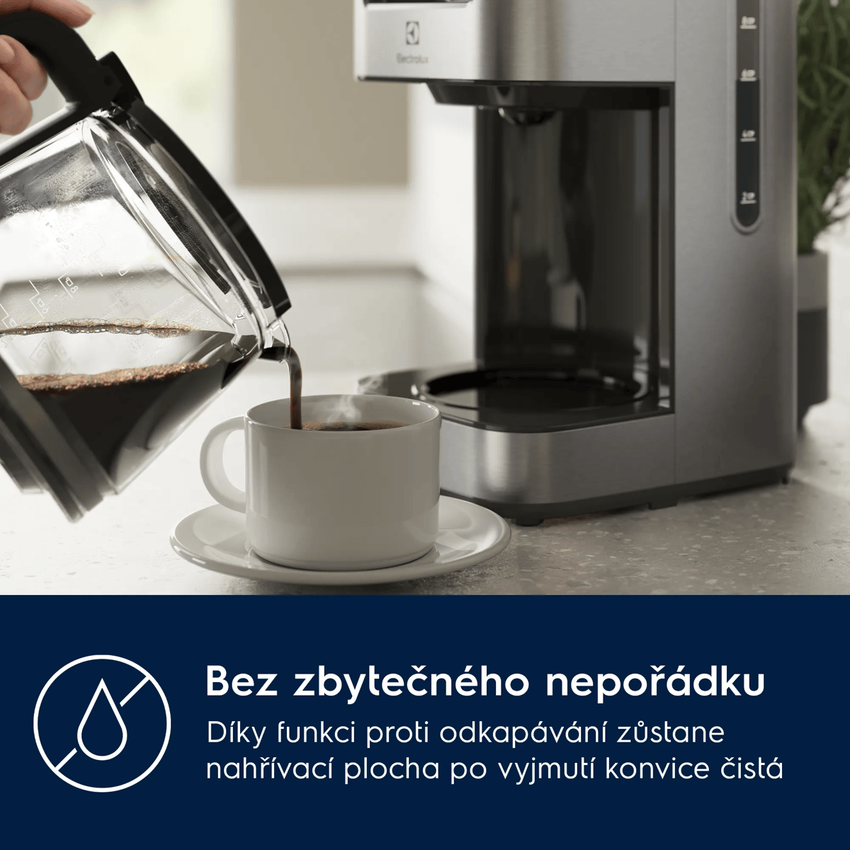 Bir kahve potu, kahve makinesinin yanında bir fincana kahve döküyor.