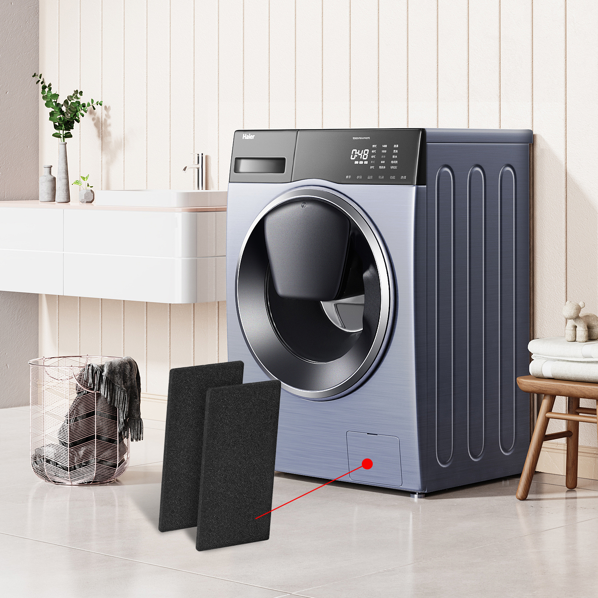 Eine Waschmaschine steht neben einem Waschbecken mit zwei schwarzen Filtern davor.