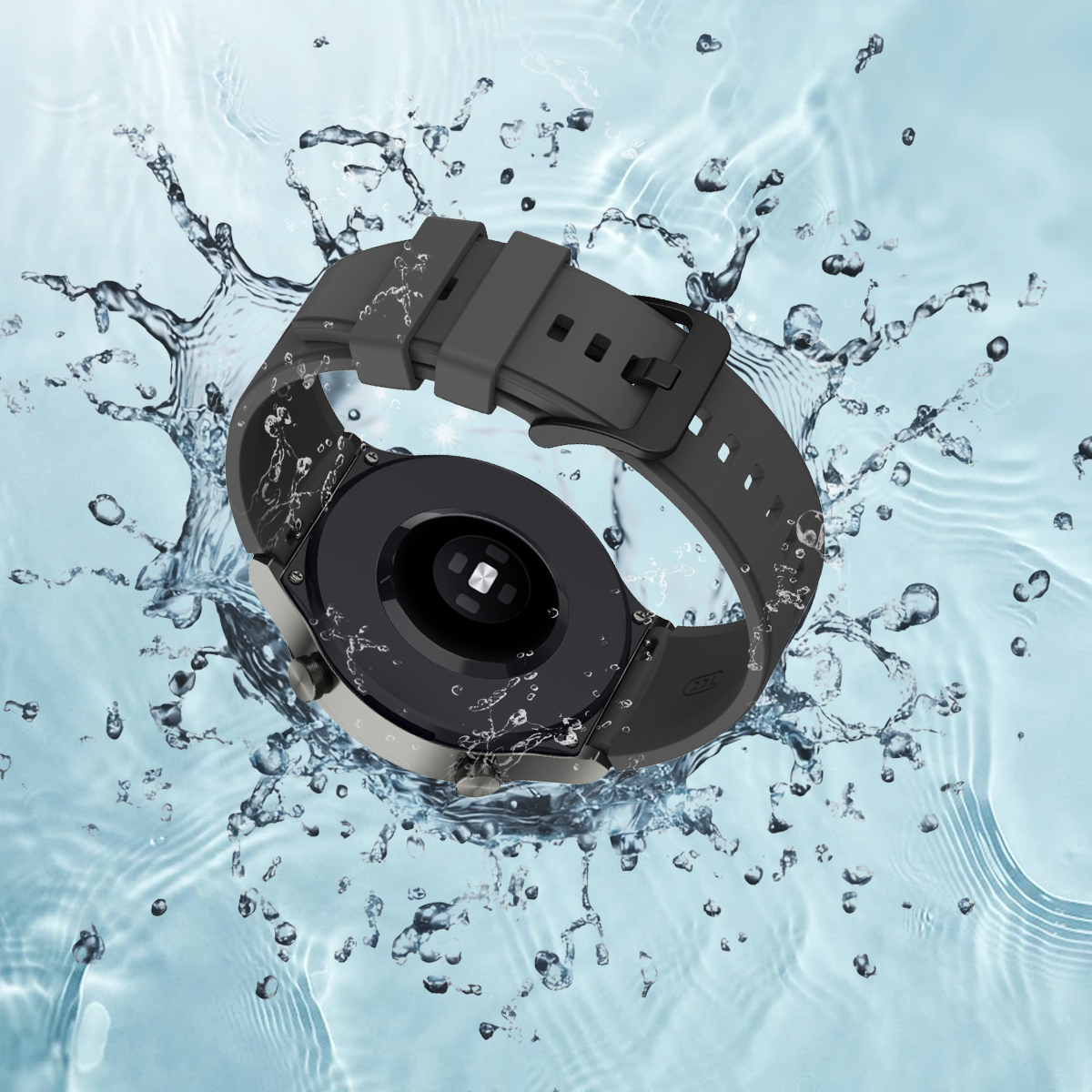 Schwarze Smartwatch mit Armband spritzt in Wasser, Nahaufnahme des Rückens.