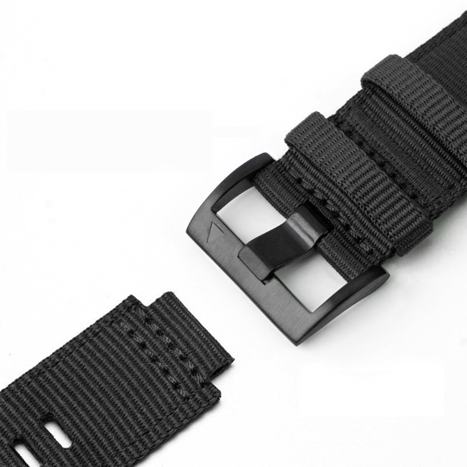 Un cinturino per orologio in nylon nero con fibbia nera, mostrato in apertura.