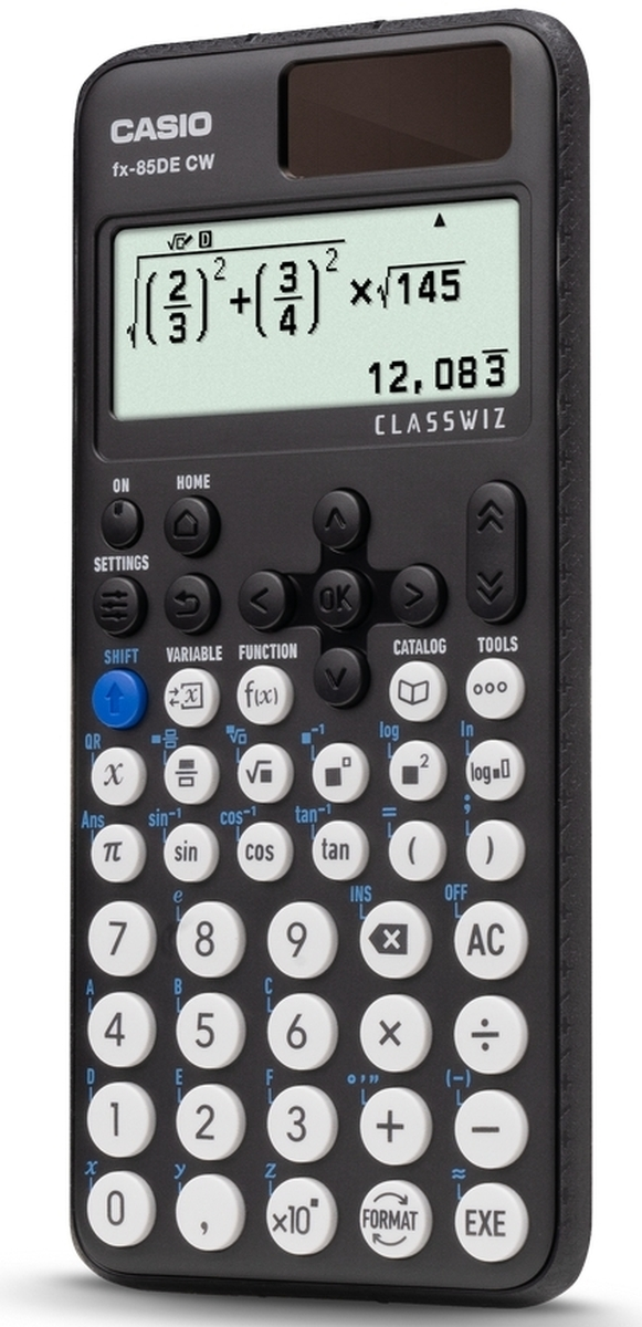 Calcolatrice Casio nera con pannello solare e schermo LCD che mostra un'equazione matematica.