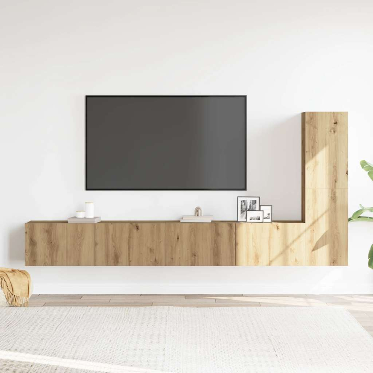 Un mueble de TV moderno de madera en una sala con TV y decoración.