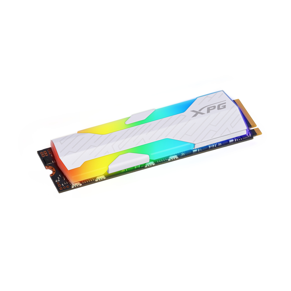 Beyaz bir arka plan üzerinde XPG logosu ve RGB aydınlatmalı beyaz M.2 SSD.