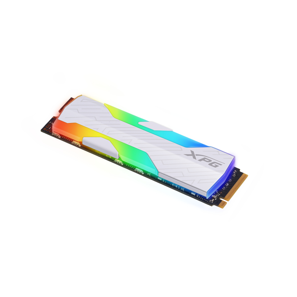 XPG logolu, RGB aydınlatmalı beyaz SSD.