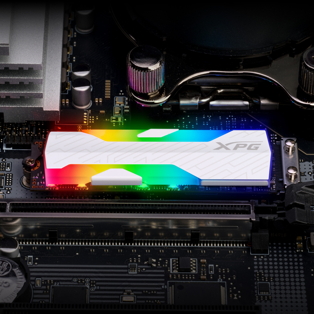 Bir anakart üzerinde RGB aydınlatmalı beyaz XPG SSD soğutucu.