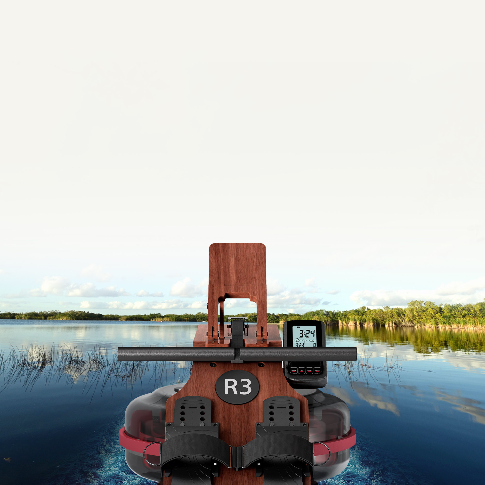 Una macchina da canottaggio in legno si trova su un lago calmo con alberi sullo sfondo.