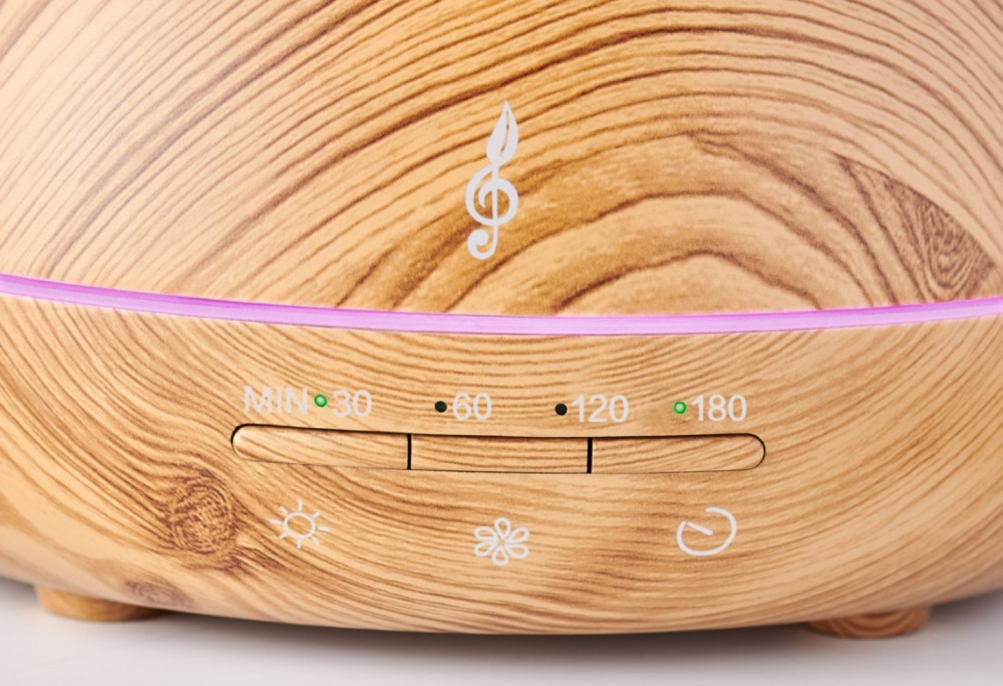 Un diffusore con venature di legno, timer e impostazioni di luce.