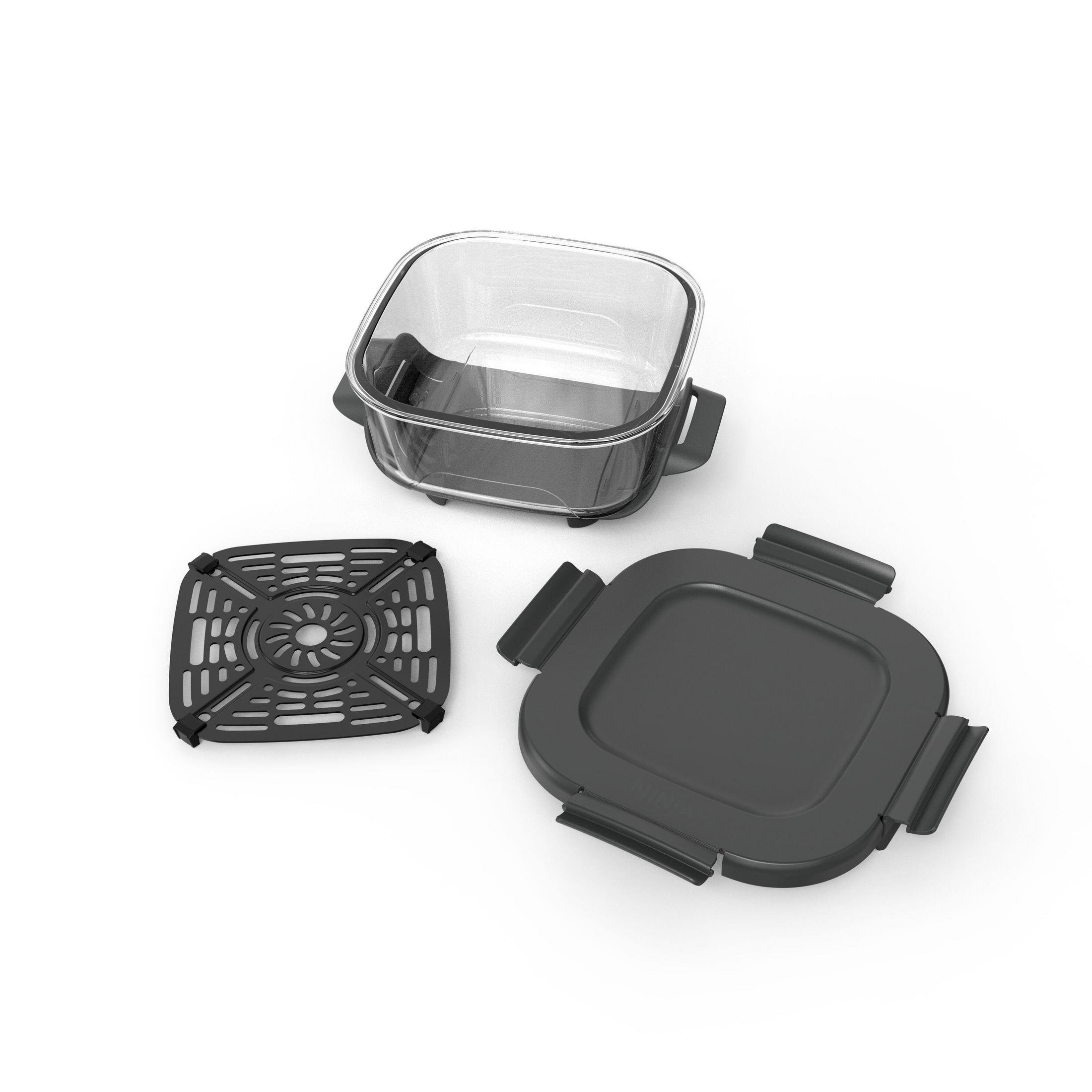 Un récipient transparent avec un insert noir et un couvercle noir.