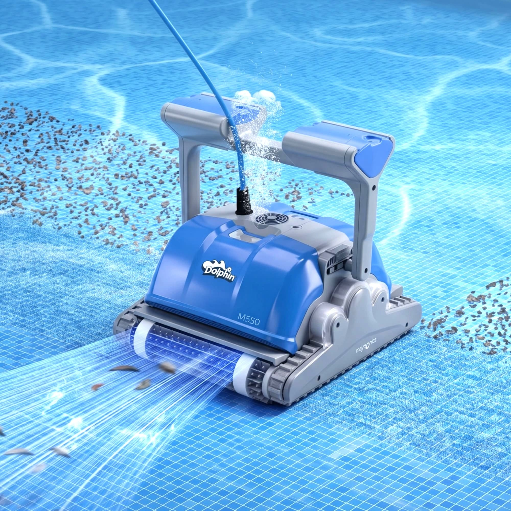 Un robot limpiafondos azul limpia escombros del fondo de la piscina.