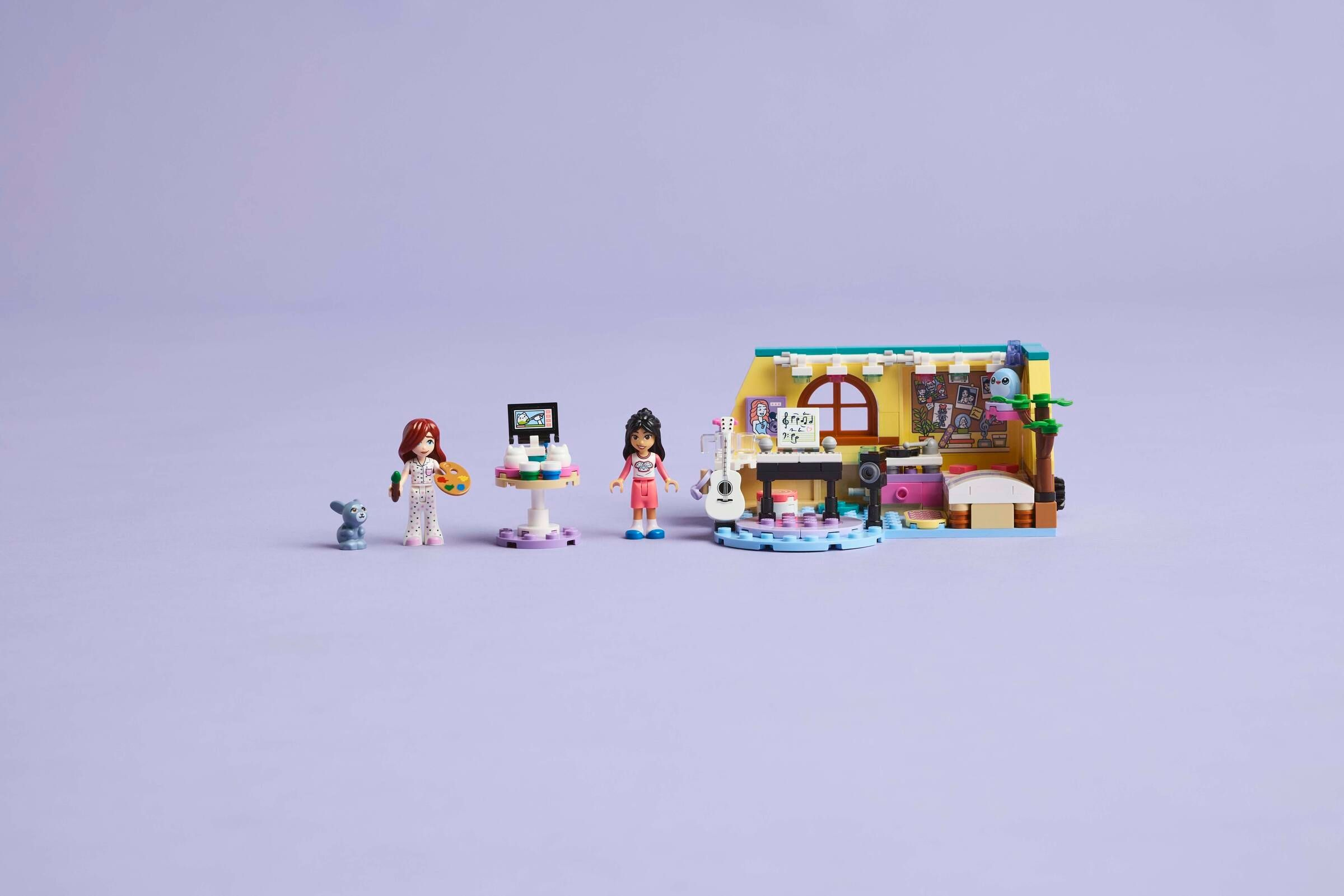 Lego-Szene: Ein Mädchen mit Palette, Kuchenteller, ein weiteres Mädchen und Musikanlage.