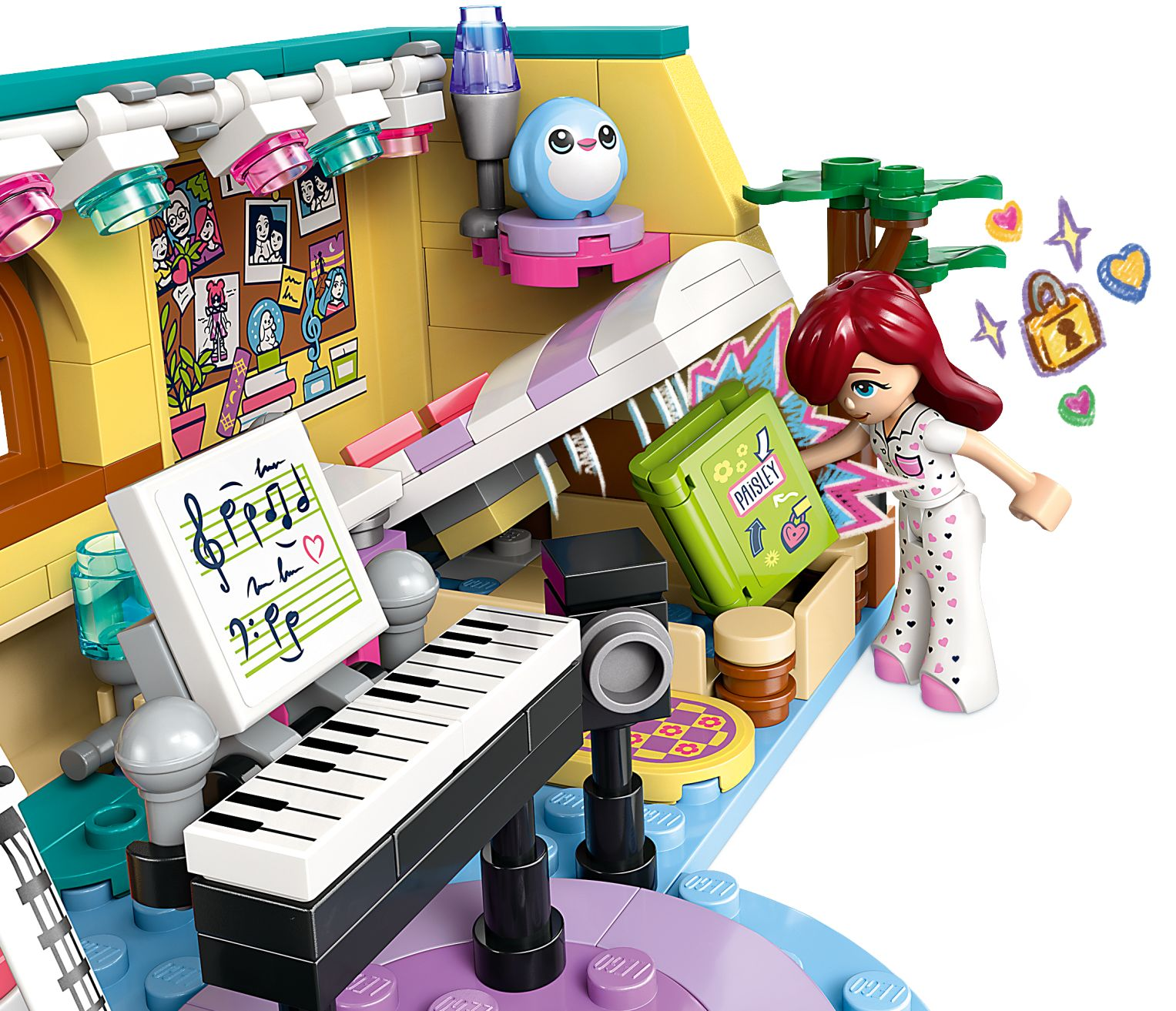 Ein Mädchen mit roten Haaren in Pyjama neben einem Klavier und Musiknoten.
