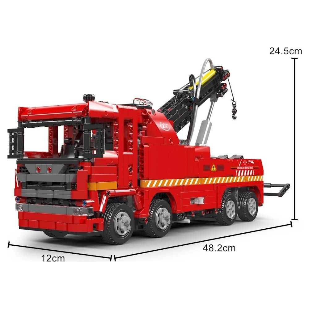 Rotes Abschleppwagen-Modell mit gelben und weißen Streifen. Kranarm ausgefahren.
