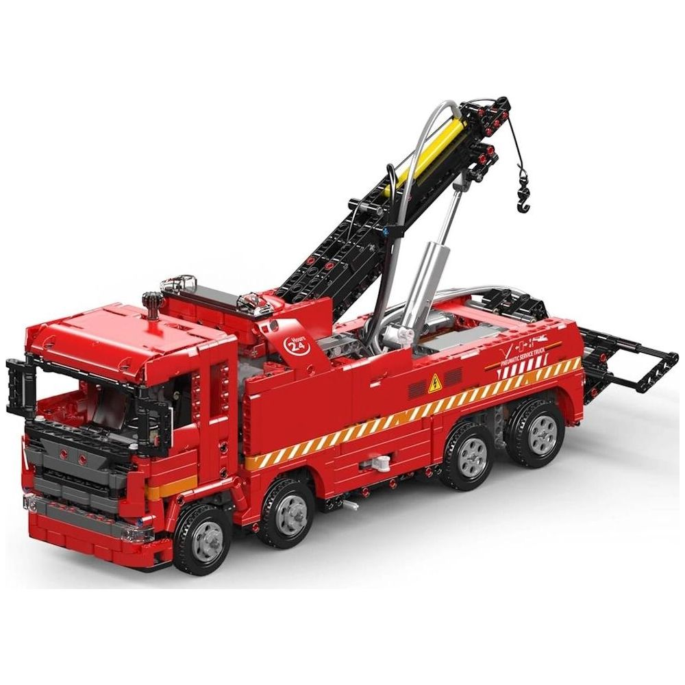 Ein roter Abschleppwagen mit ausgefahrenem Kran und Haken, detaillierte Baustein-Konstruktion.