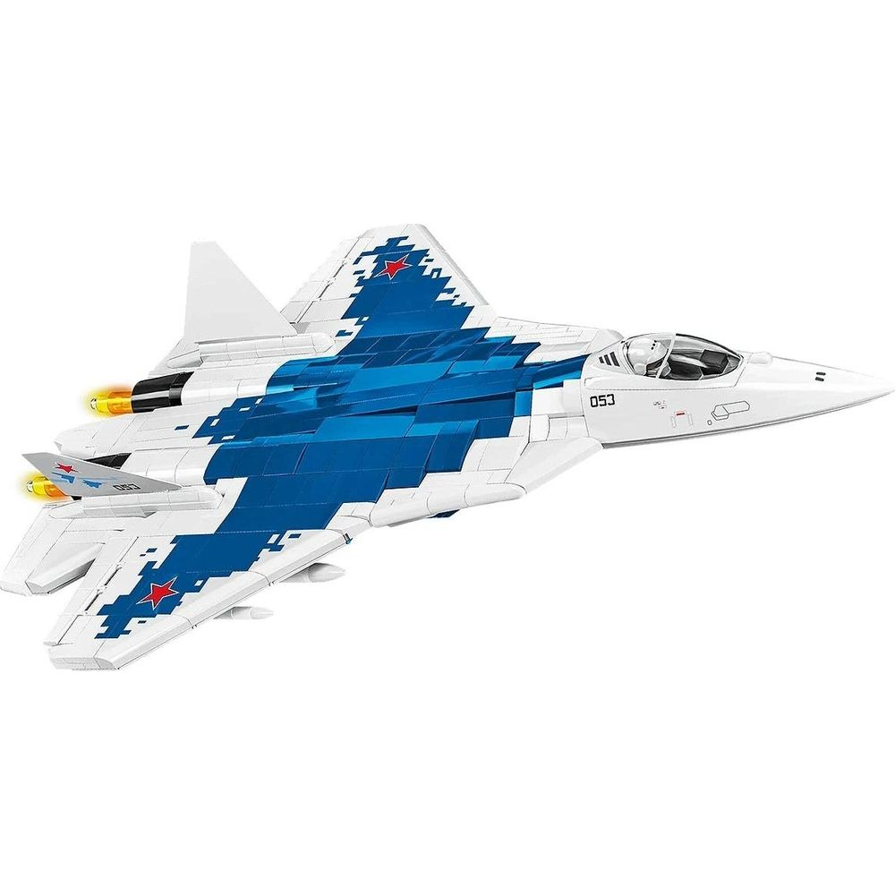 Ein weißer Kampfjet mit blauen Akzenten und roten Sternen auf weißem Grund.