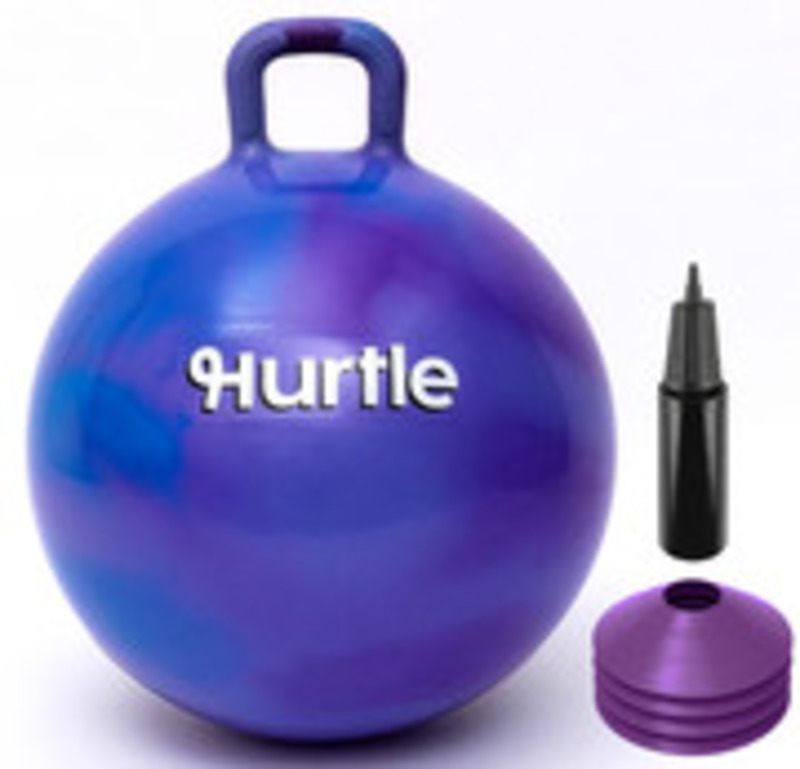 Ein lilafarbener Hüpfball mit Handgriff, eine Pumpe und gestapelte lila Kegel.