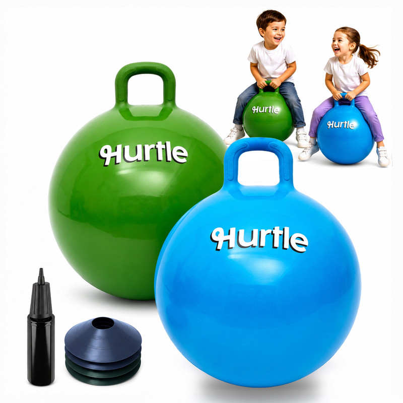 Zwei Kinder reiten auf Hüpfbällen; ein grüner und ein blauer Ball sind vorne.