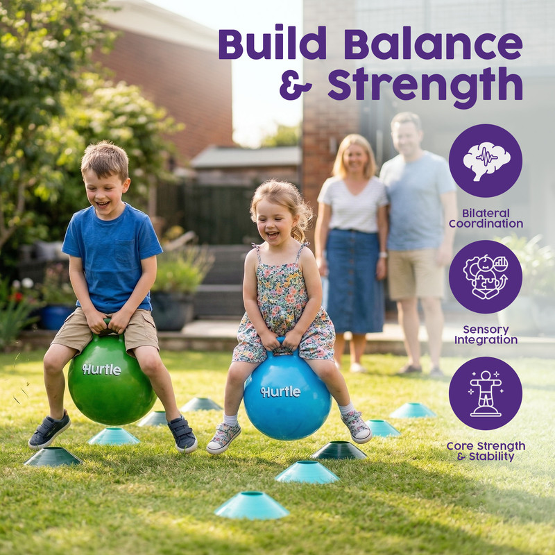 Zwei Kinder hüpfen auf Bällen in einem Garten. Eltern schauen zu. Text: Balance & Kraft aufbauen.