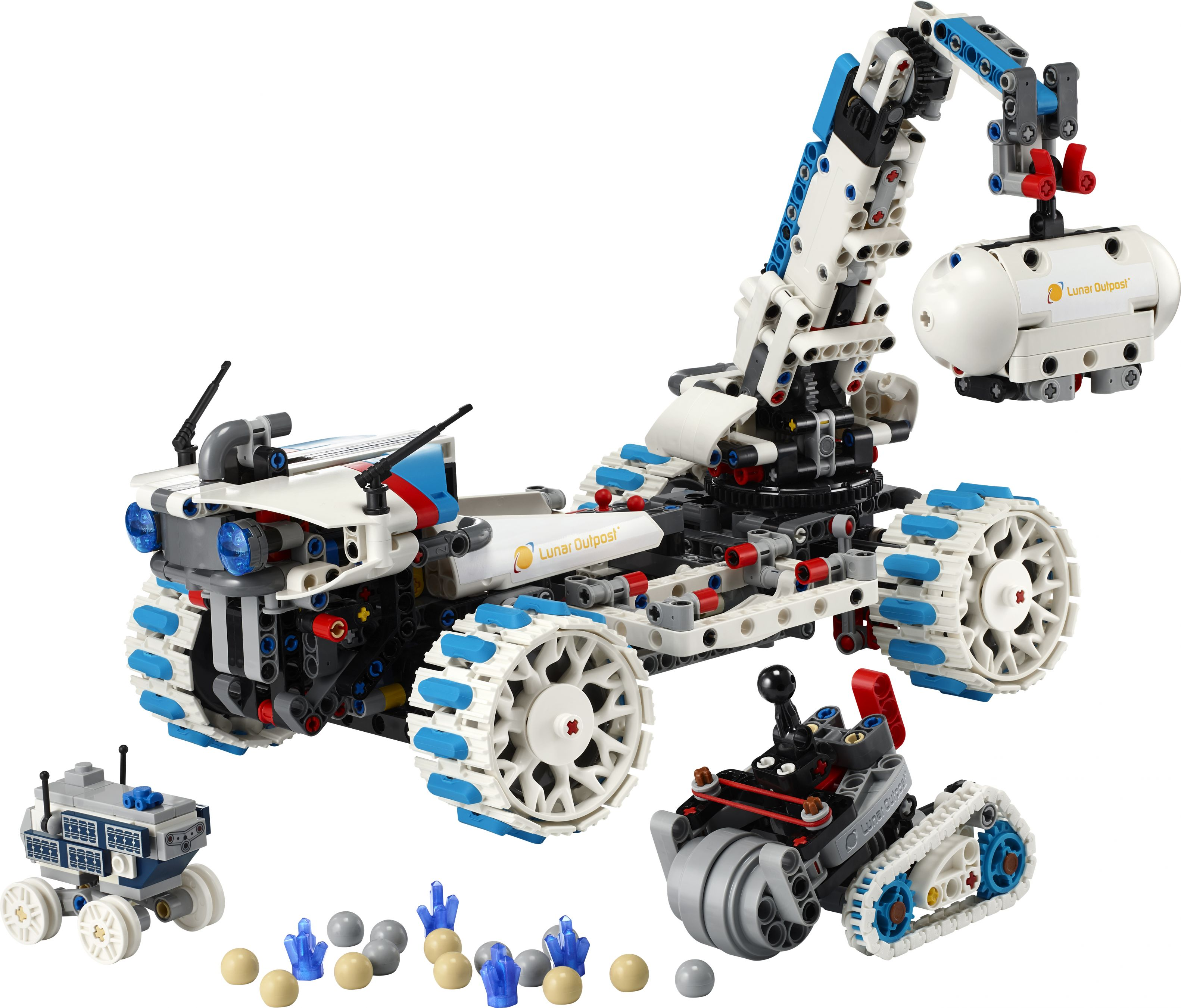 Ein weißer Lego-Mondrover mit Kran und Anhänger, daneben ein kleiner Roboter.