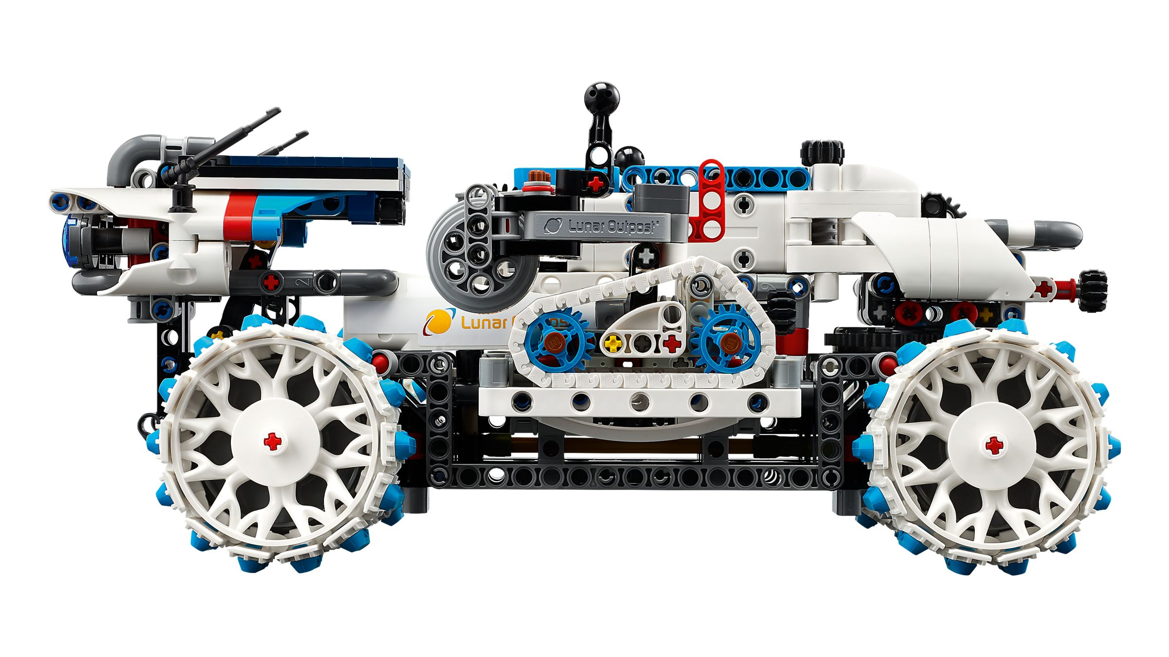 Detailansicht eines weißen und blauen LEGO Technic Mondrover-Modells mit großen Rädern.