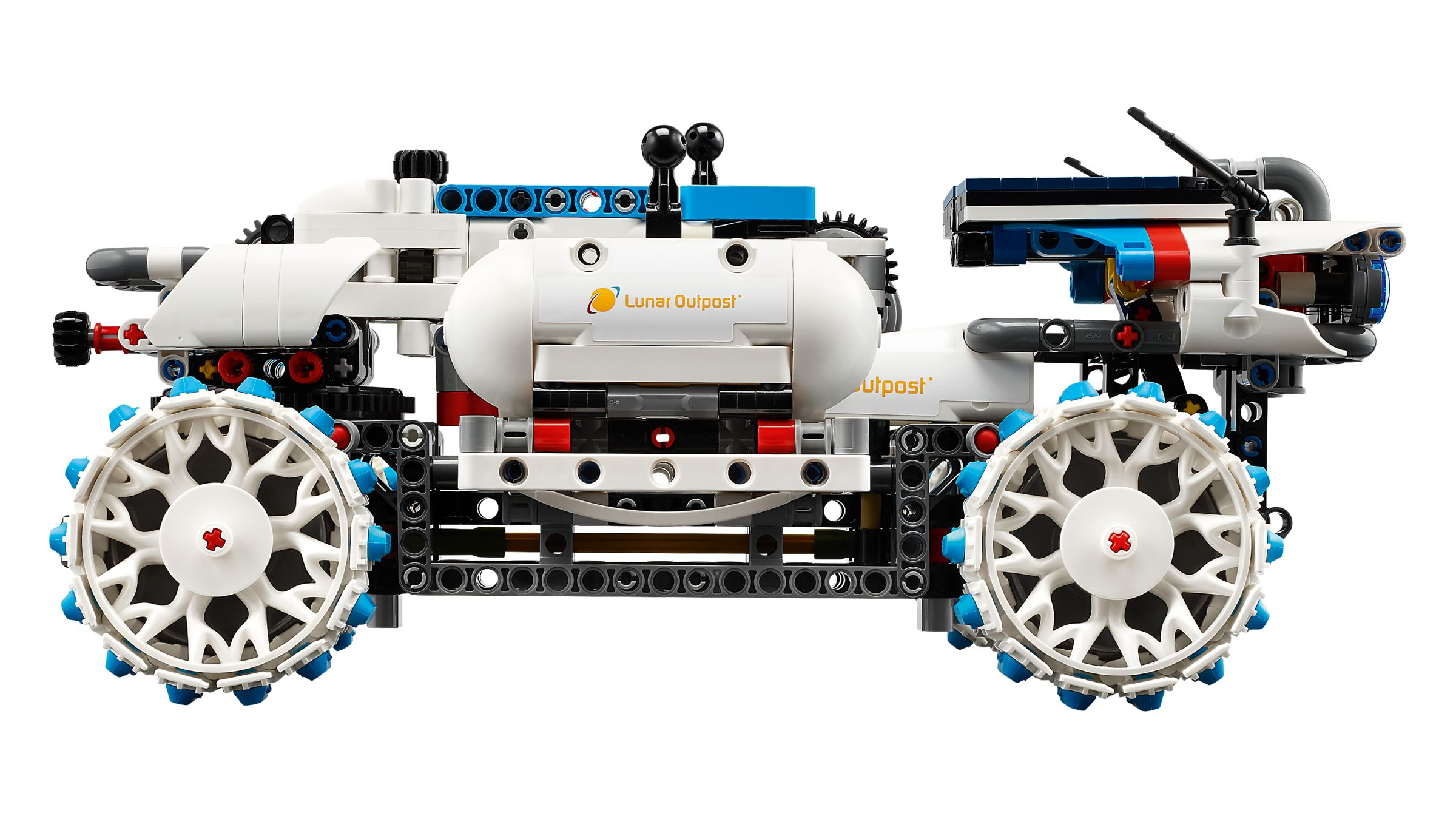 Ein weißer Lego-Rover mit großen Rädern und der Aufschrift "Lunar Outpost".