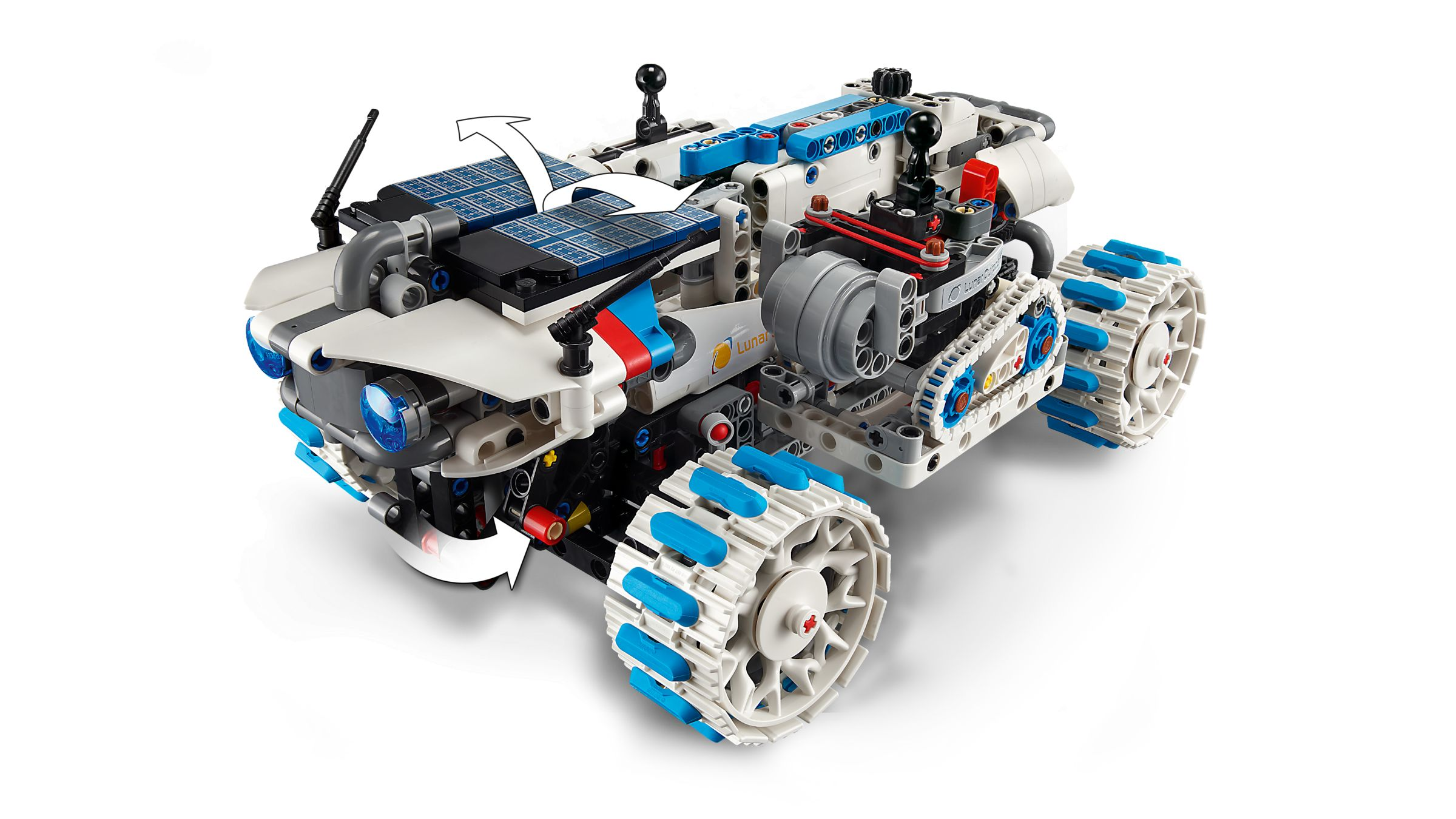 Ein weiß-blauer Lego-Rover mit Solarzellen und Ketten auf weißem Hintergrund.