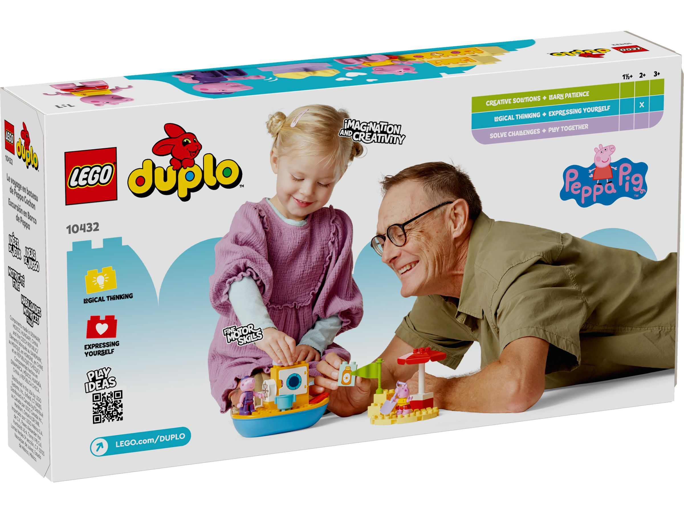 Ein Großvater und ein Kind spielen mit Lego Duplo Peppa Pig Spielzeugboot und Strand.