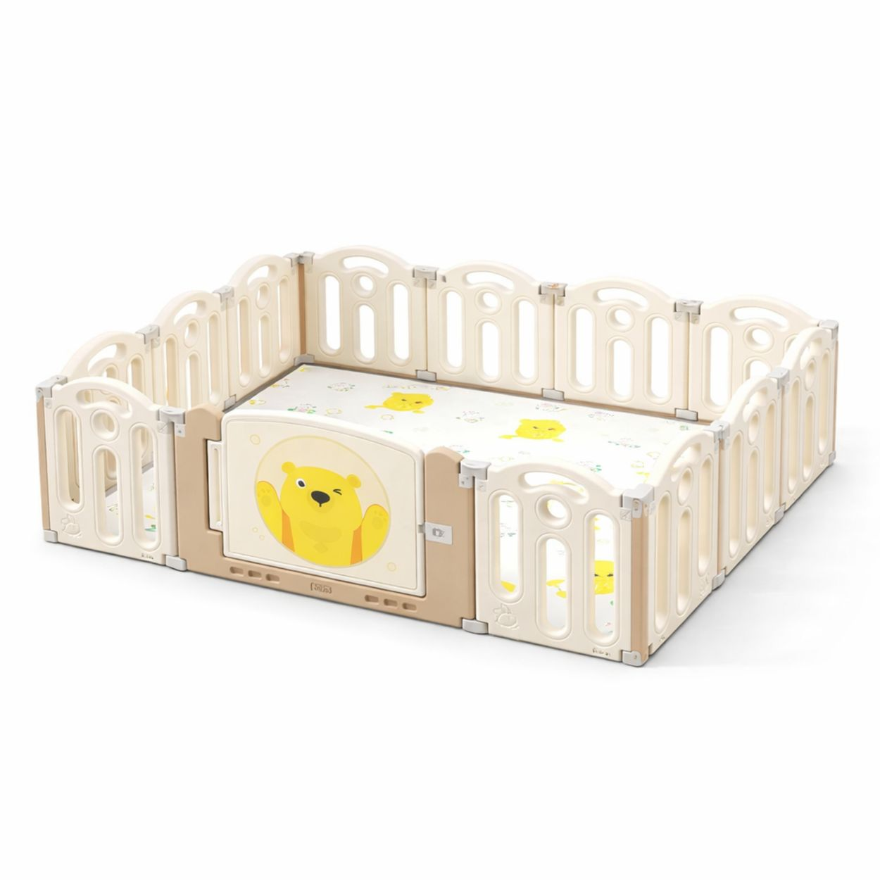 Ein beigefarbener Babyzaun mit einer Spielmatte mit gelben Bärenmotiven.